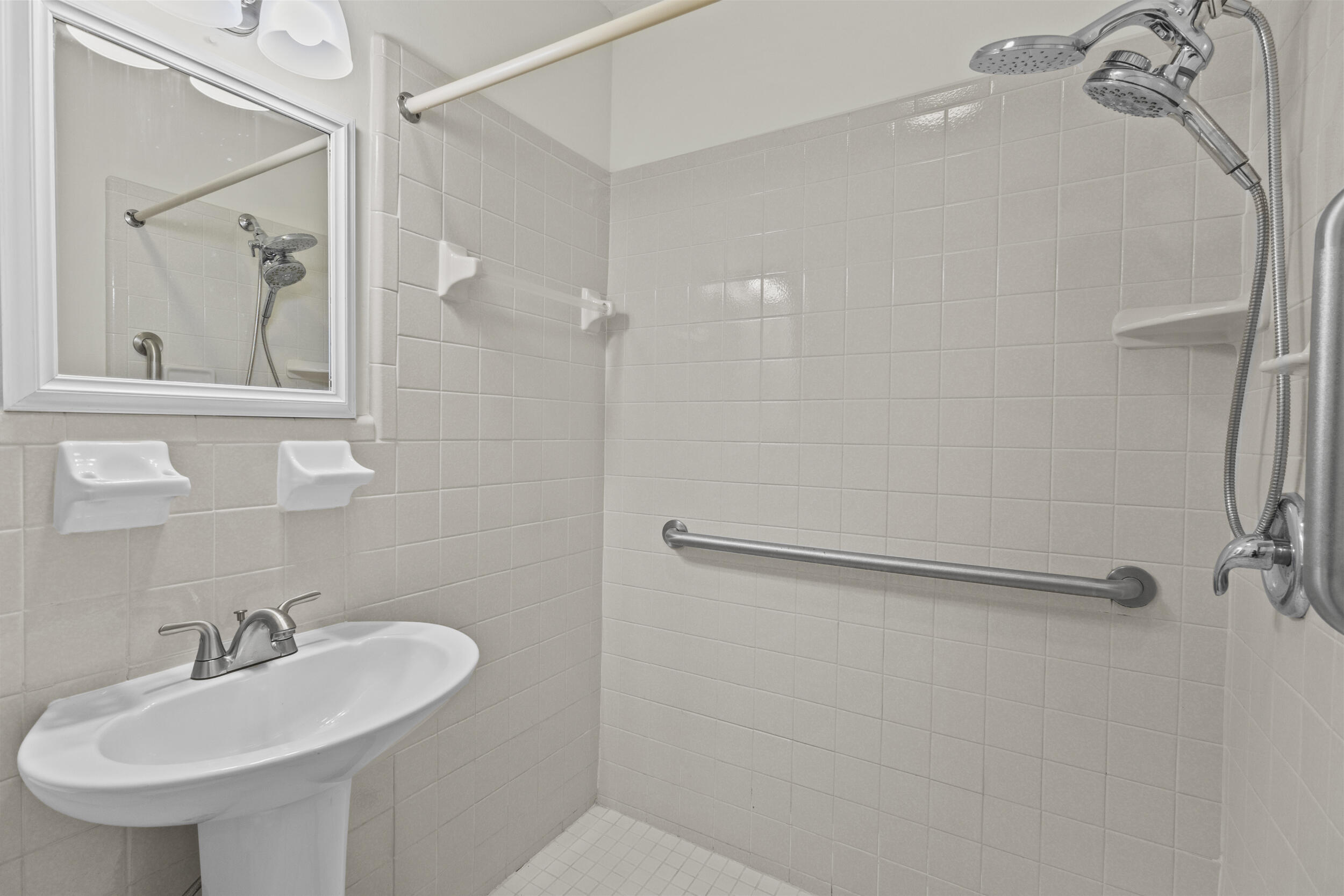 908 Villas Drive 18 Property Photo 11