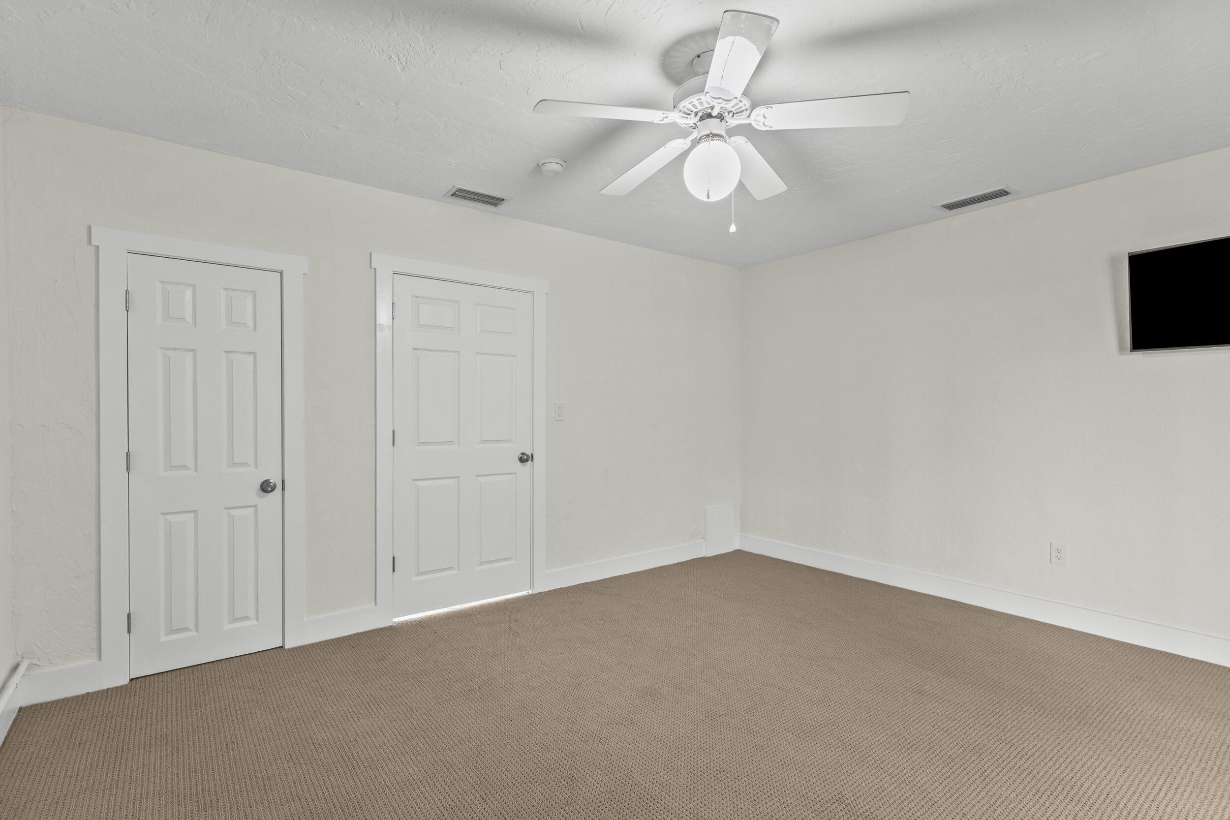 908 Villas Drive 18 Property Photo 15