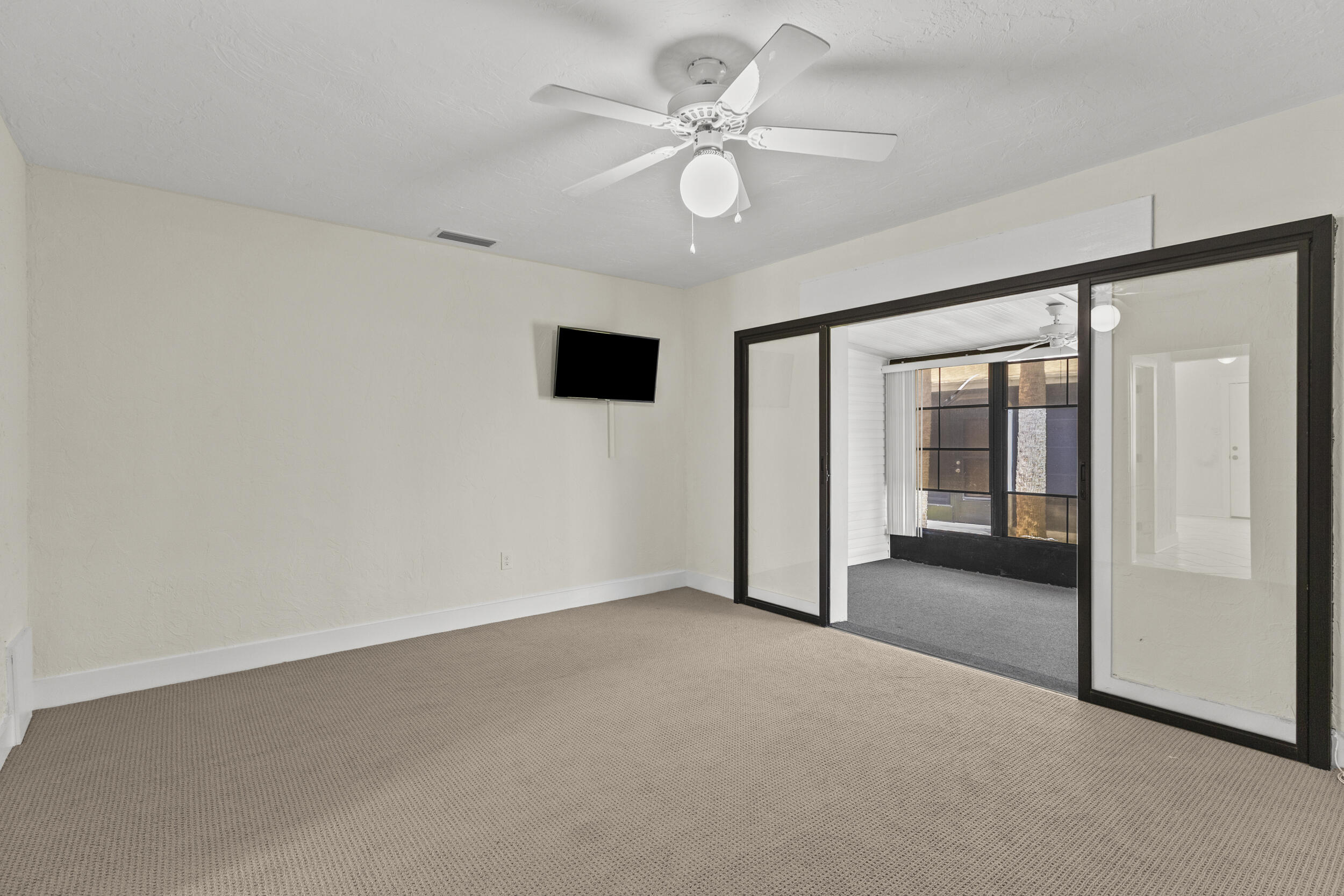 908 Villas Drive 18 Property Photo 16