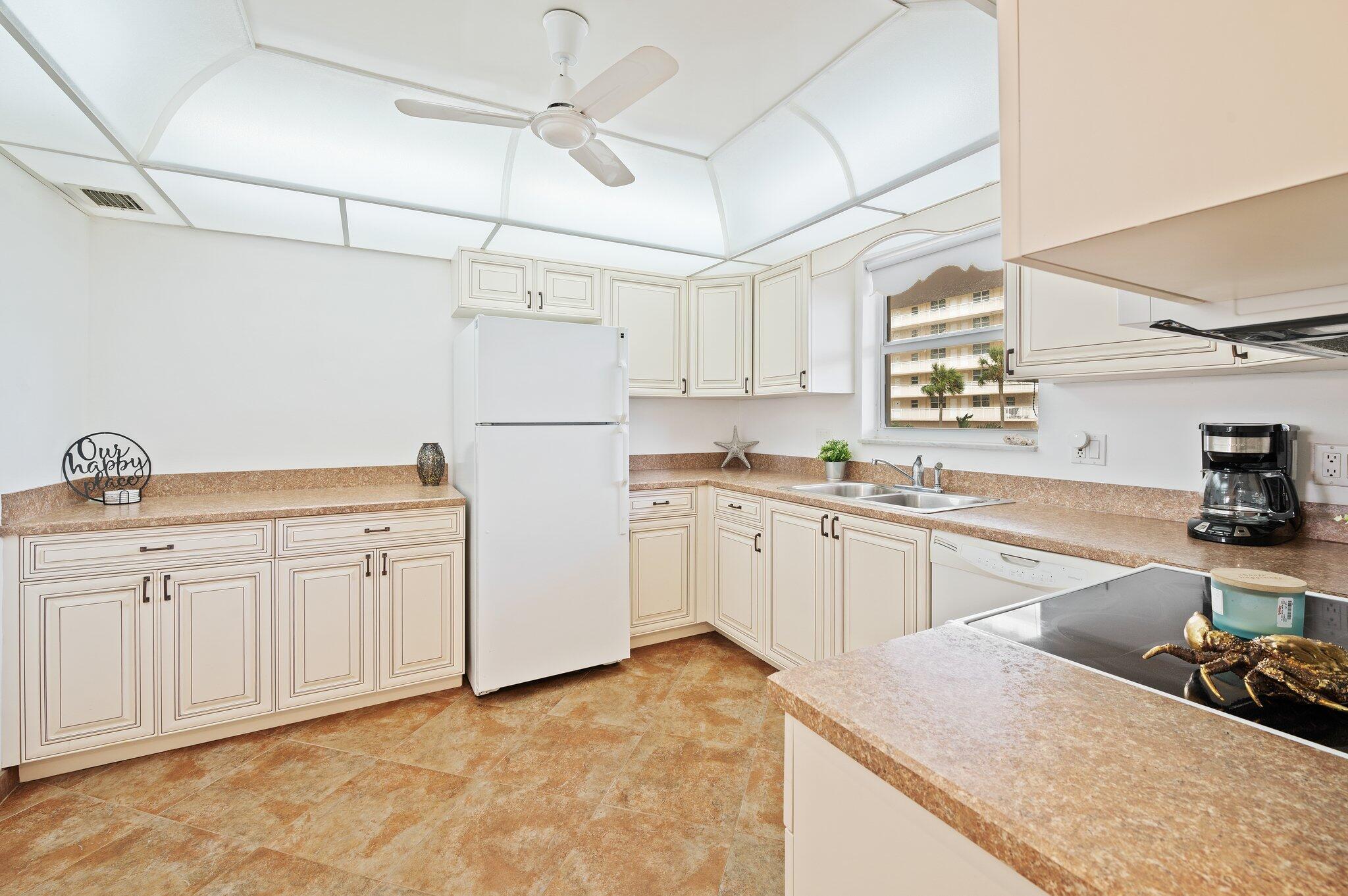 1050 Hillsboro Mile Unit 203w Property Photo 14