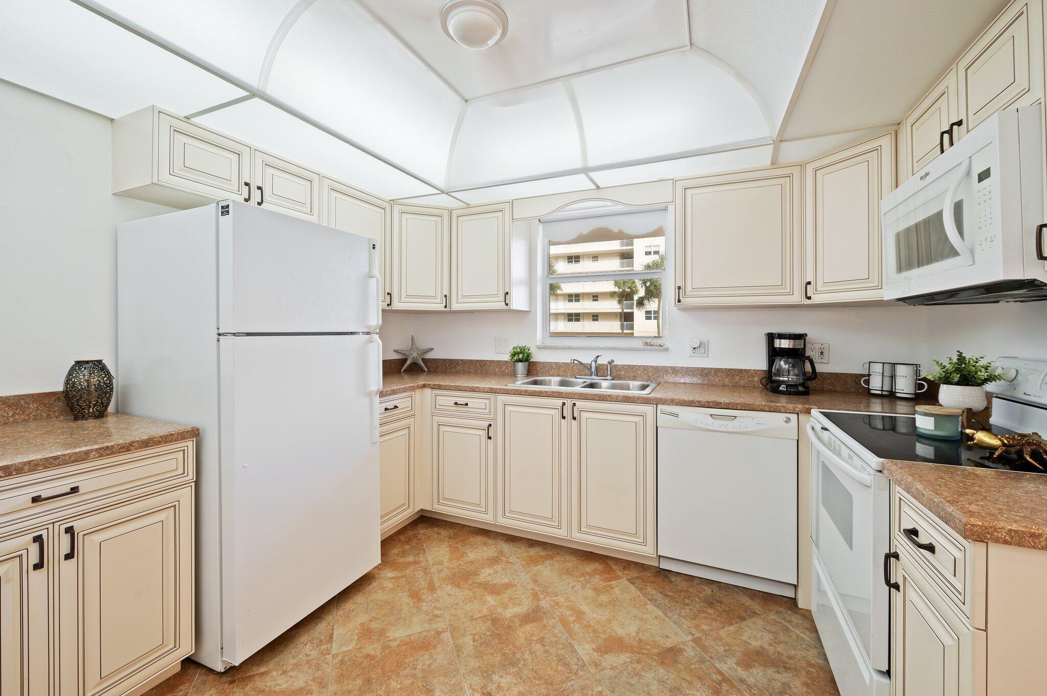 1050 Hillsboro Mile Unit 203w Property Photo 15