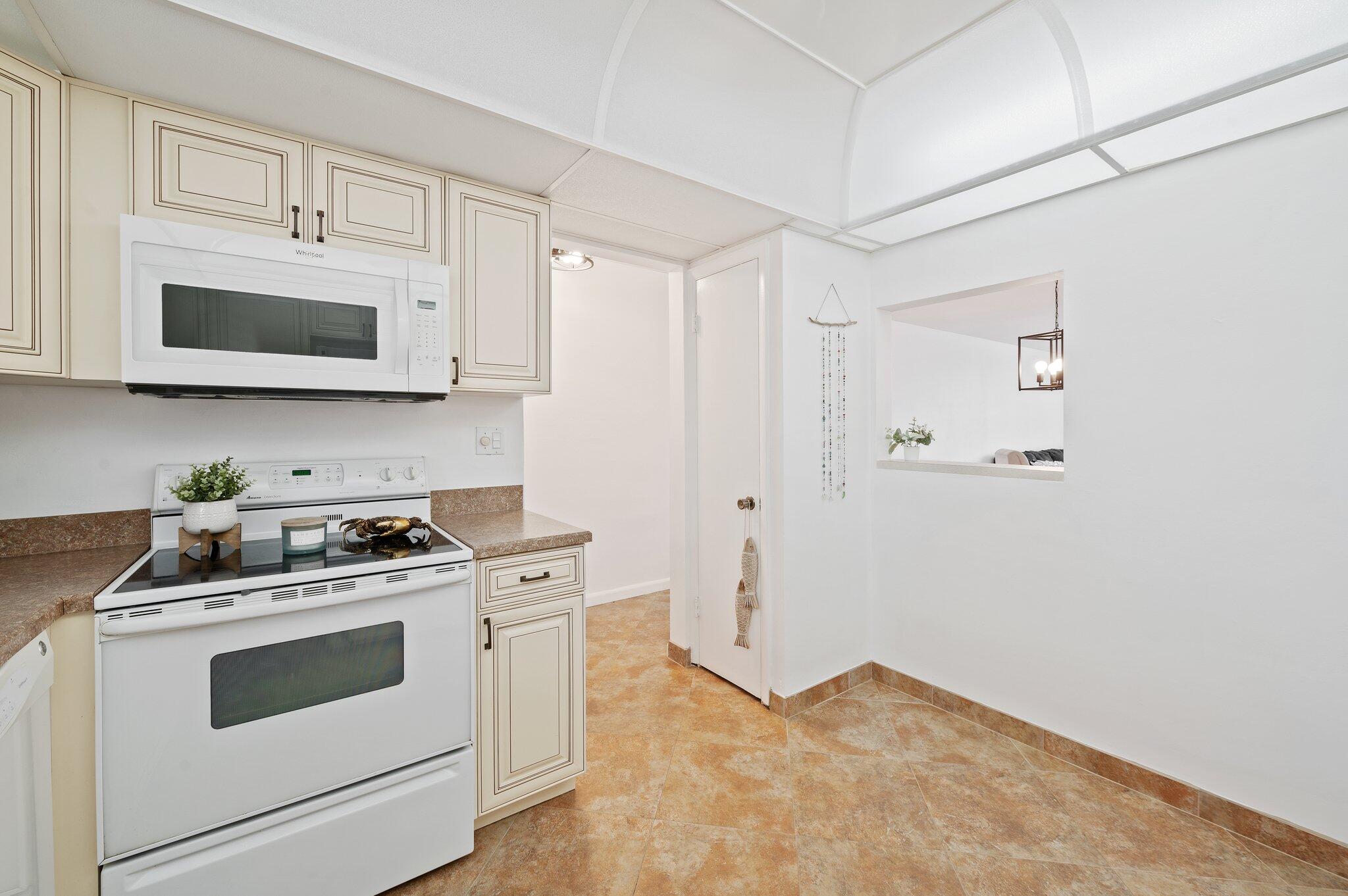 1050 Hillsboro Mile Unit 203w Property Photo 16