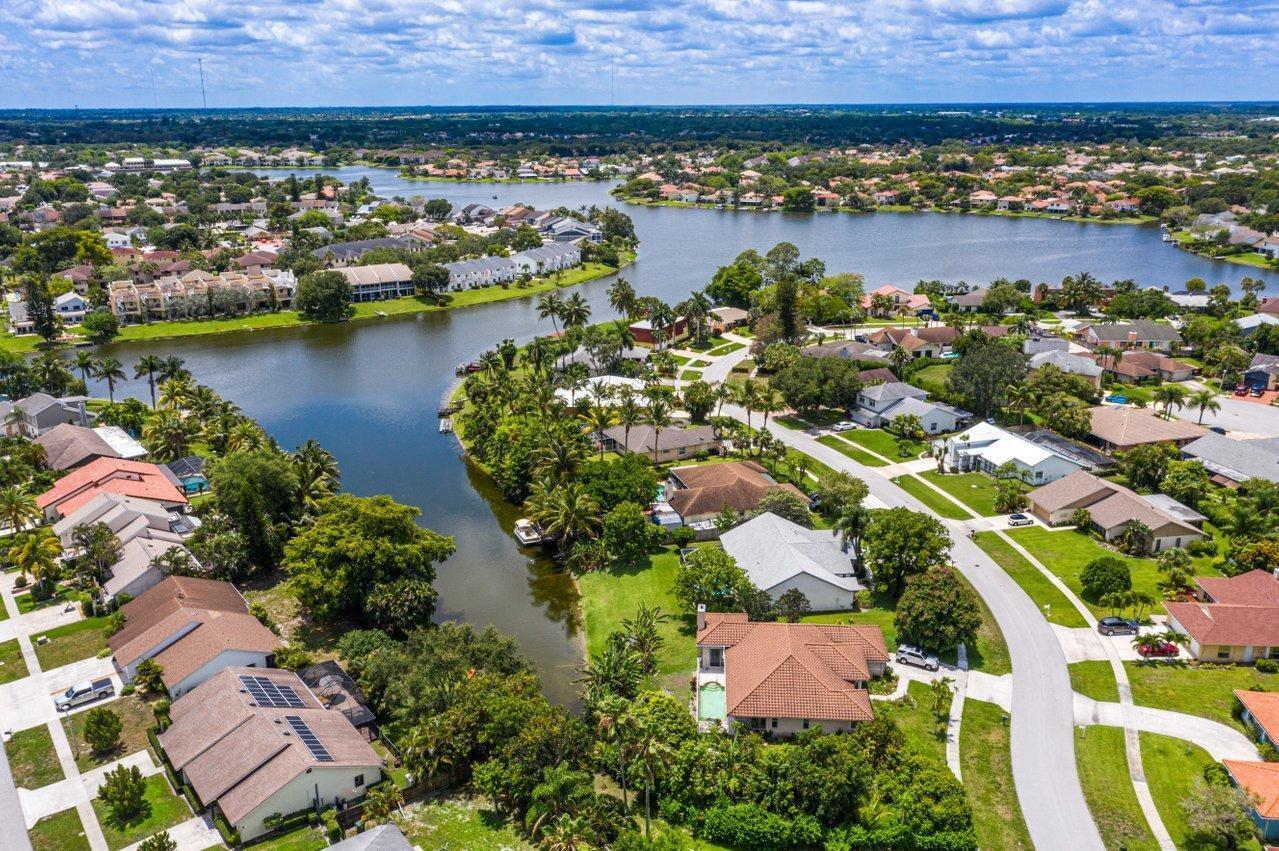 1369 Riverside Circle Property Photo 2