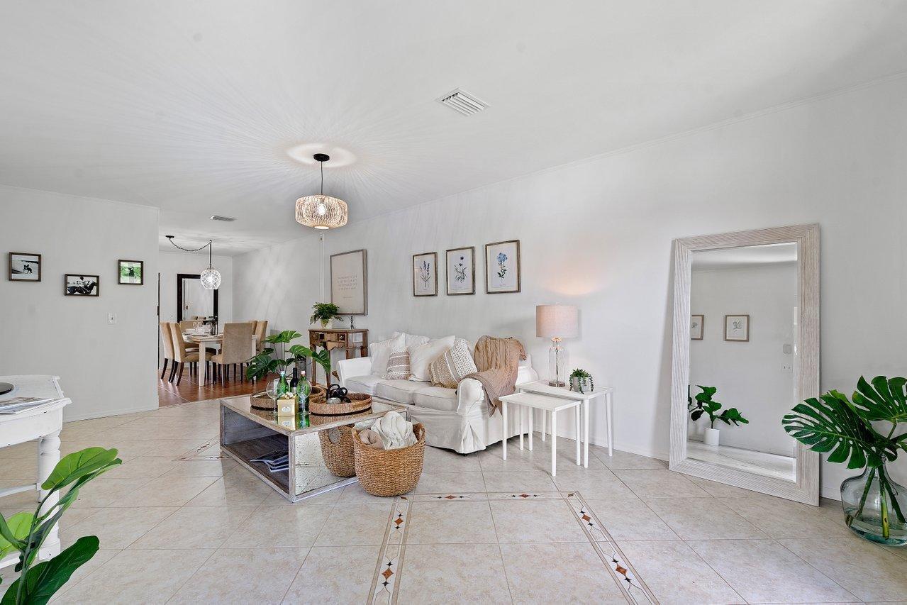 1369 Riverside Circle Property Photo 3