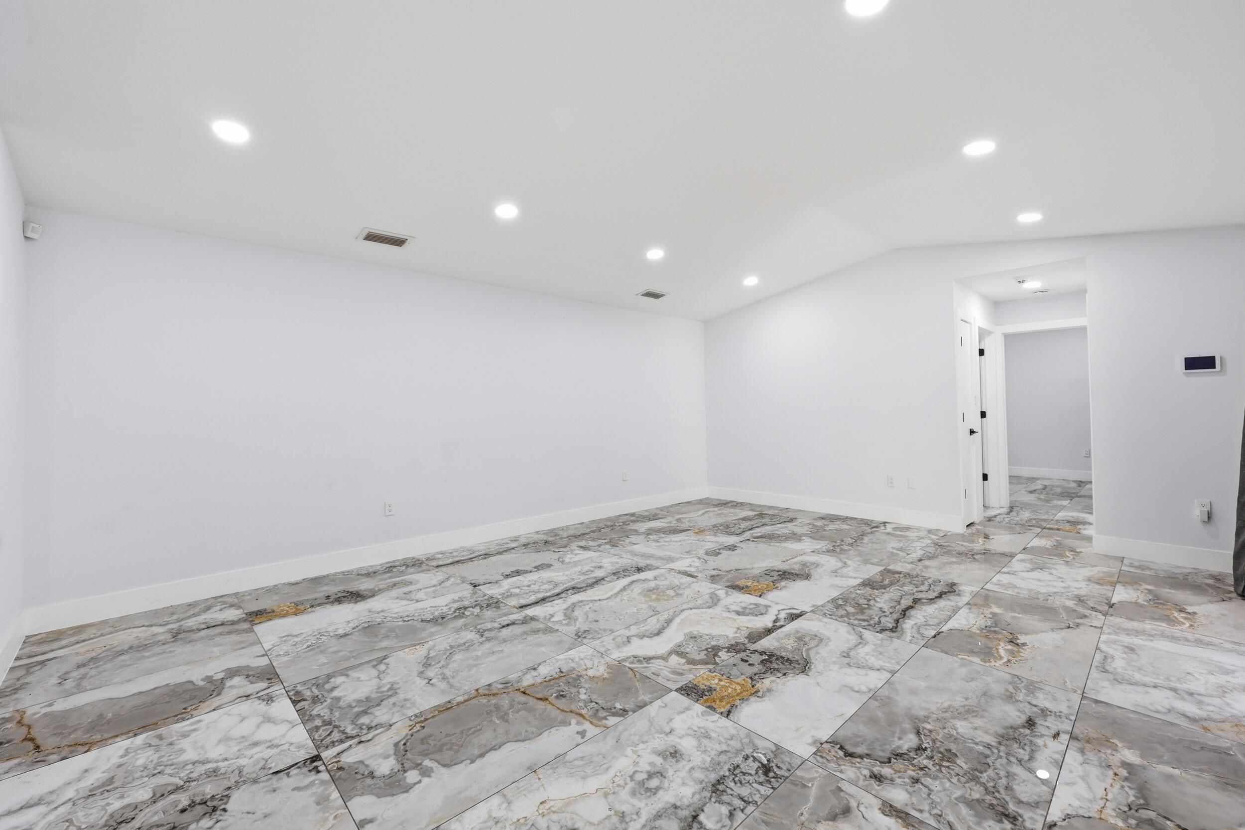 1701 Mariners Cove Property Photo 4