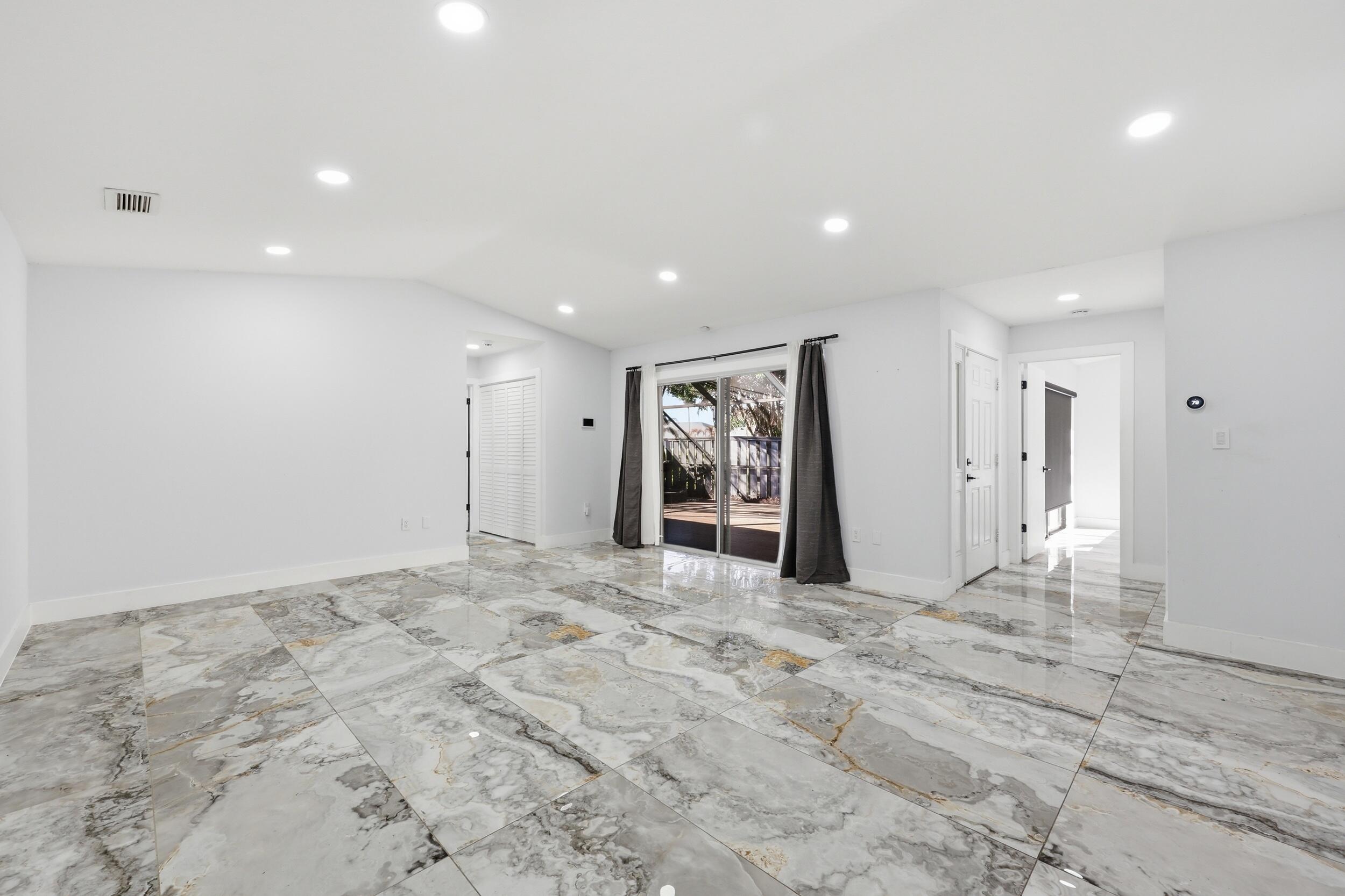 1701 Mariners Cove Property Photo 6