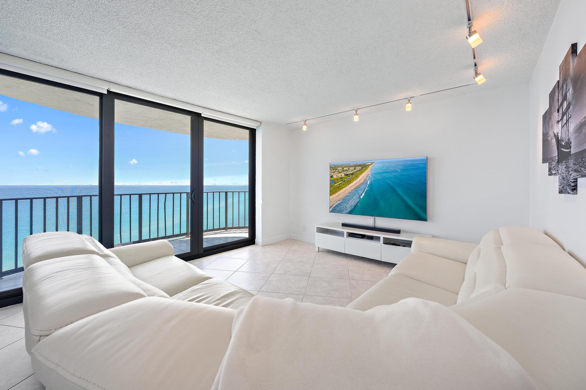 5420 N Ocean Drive Ph2 Property Photo 3