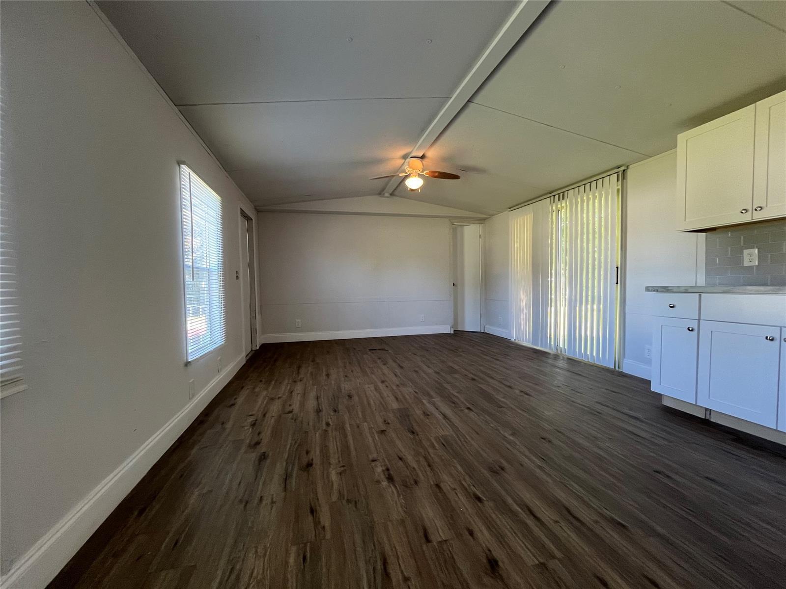 585 Nw Avenue D Property Photo 8