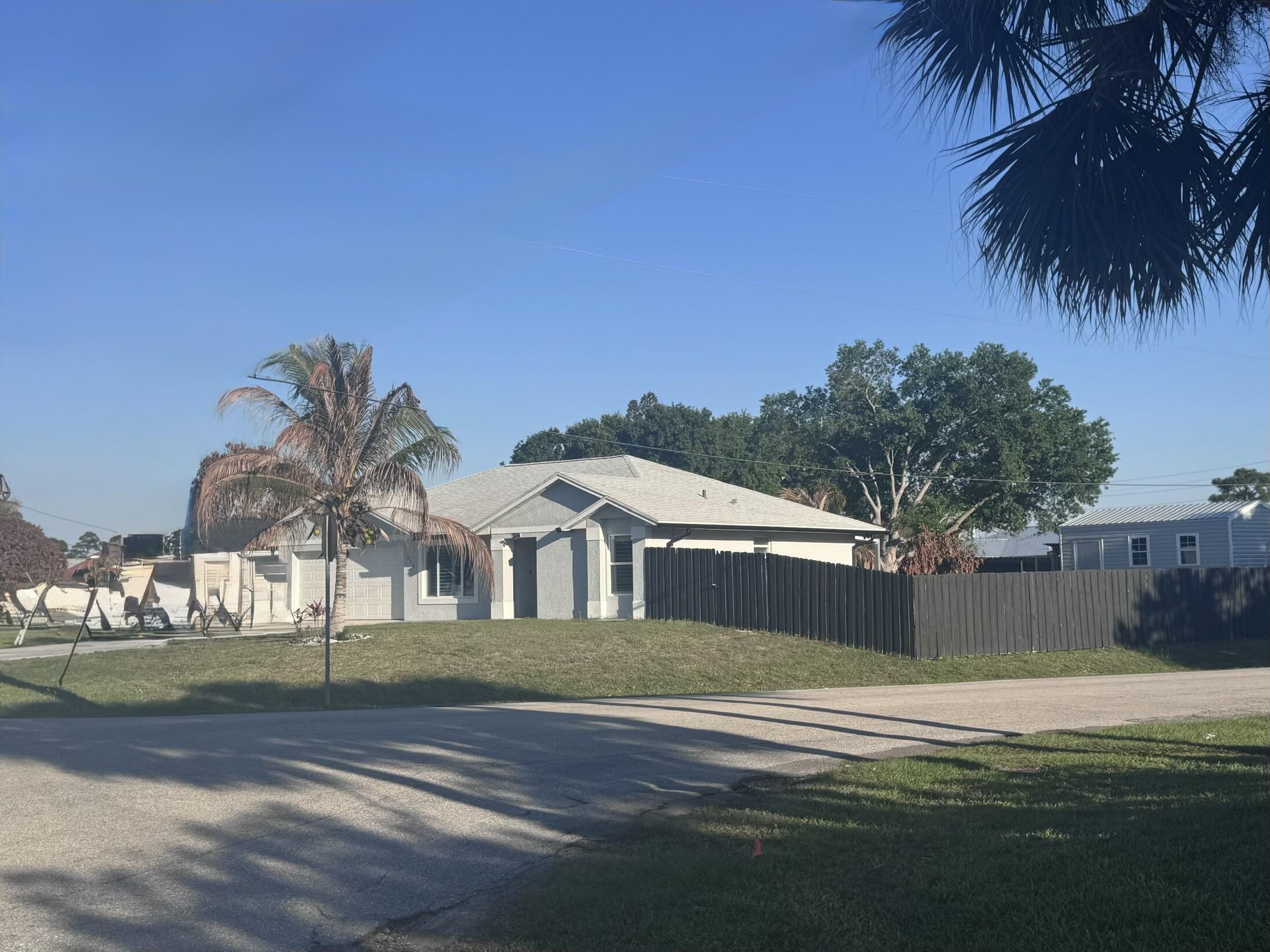 272 Sw Crescent Avenue Property Photo 1