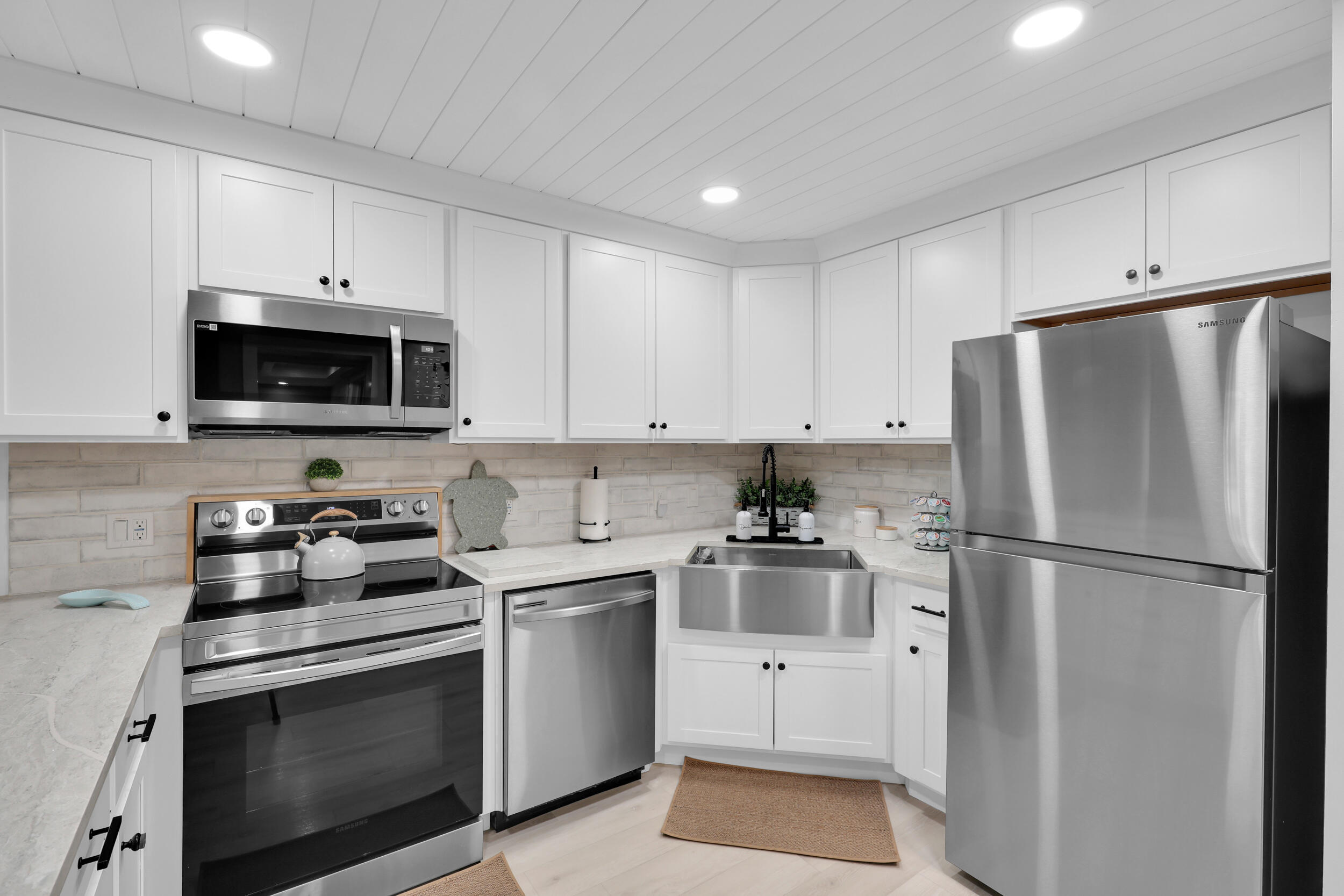 2400 S Ocean Drive V-211 Property Photo 5
