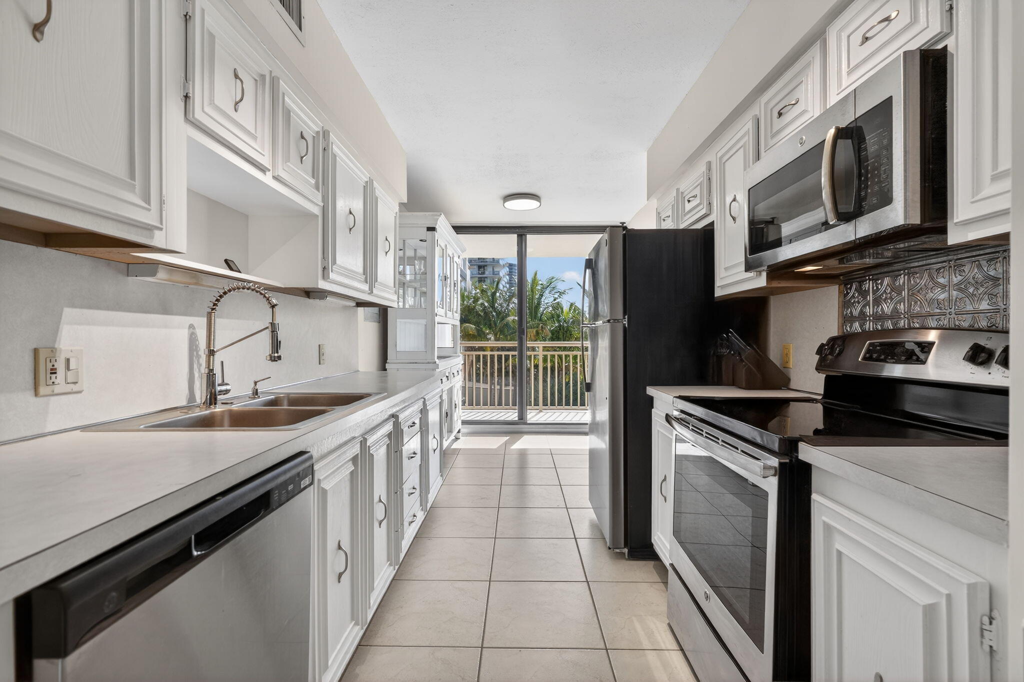3400 N Ocean Drive 408 Property Photo 6