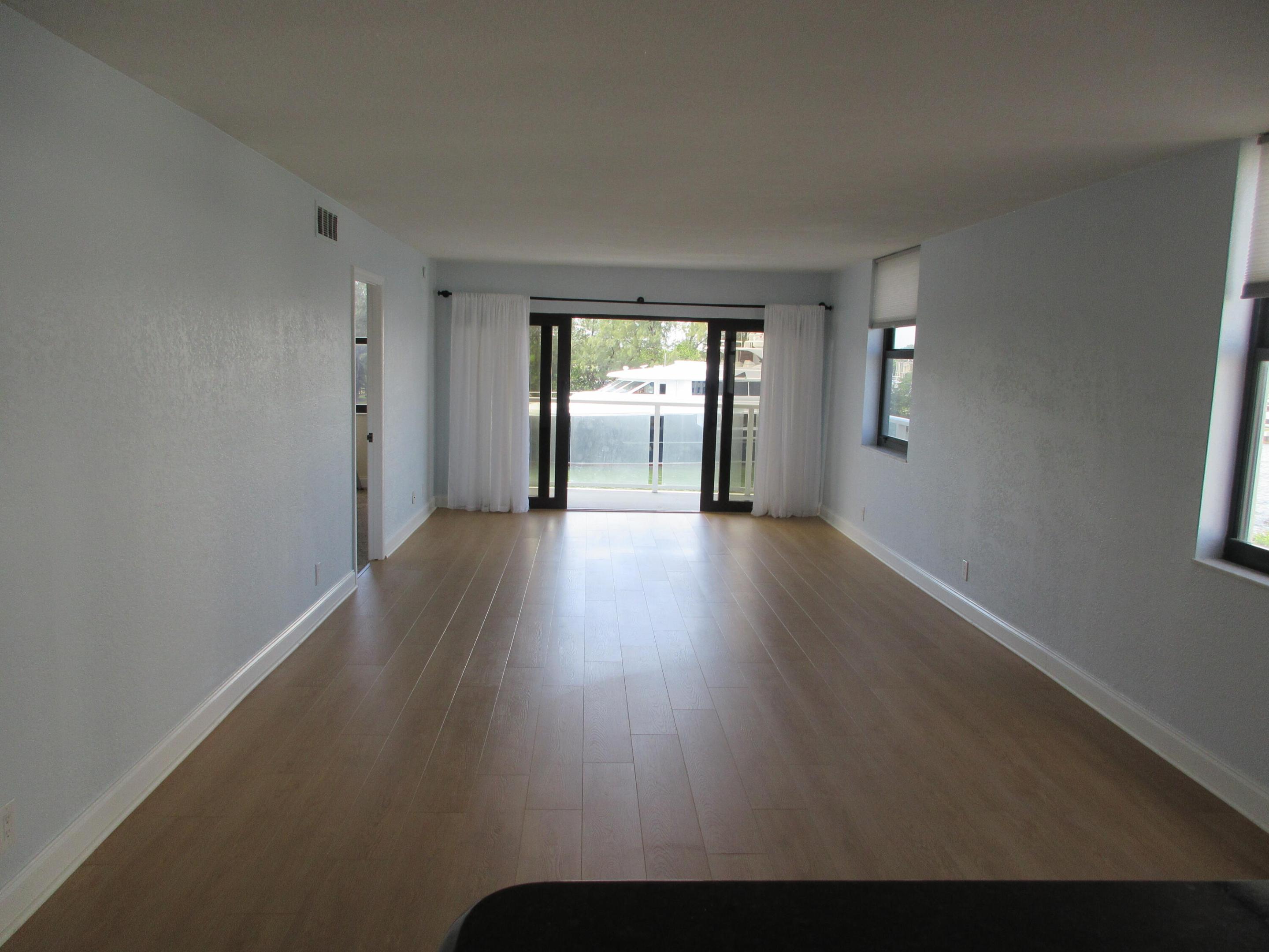 1401 N Riverside Drive 307 Property Photo 9
