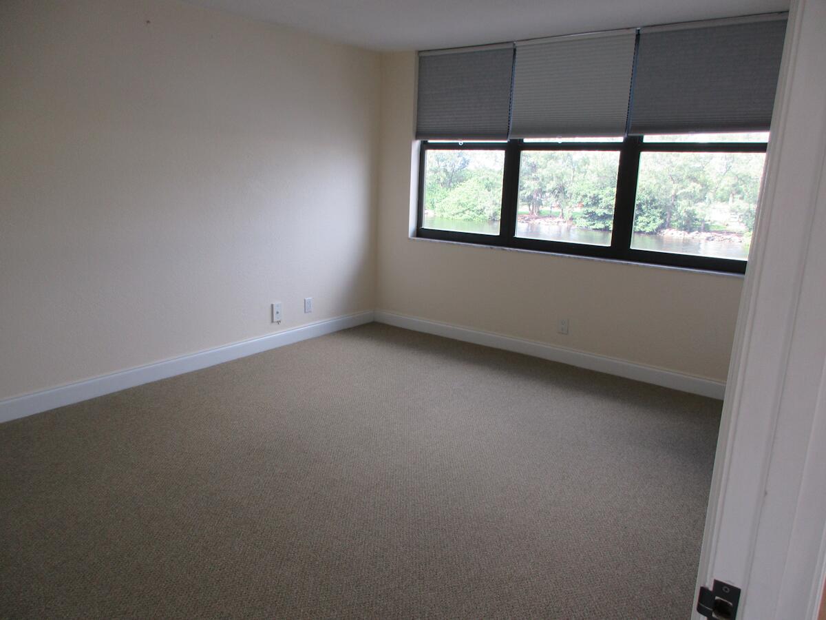 1401 N Riverside Drive 307 Property Photo 11