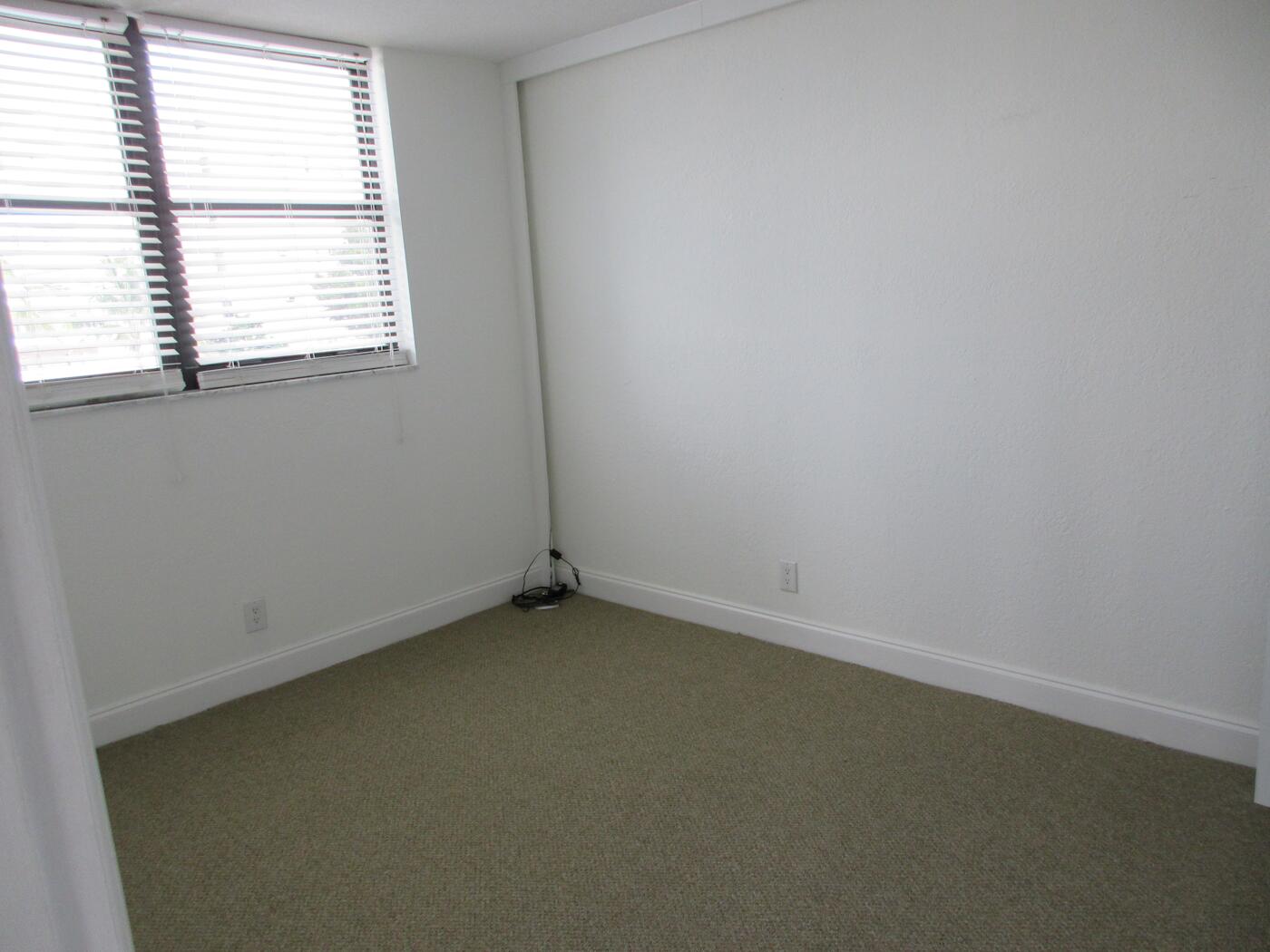 1401 N Riverside Drive 307 Property Photo 12