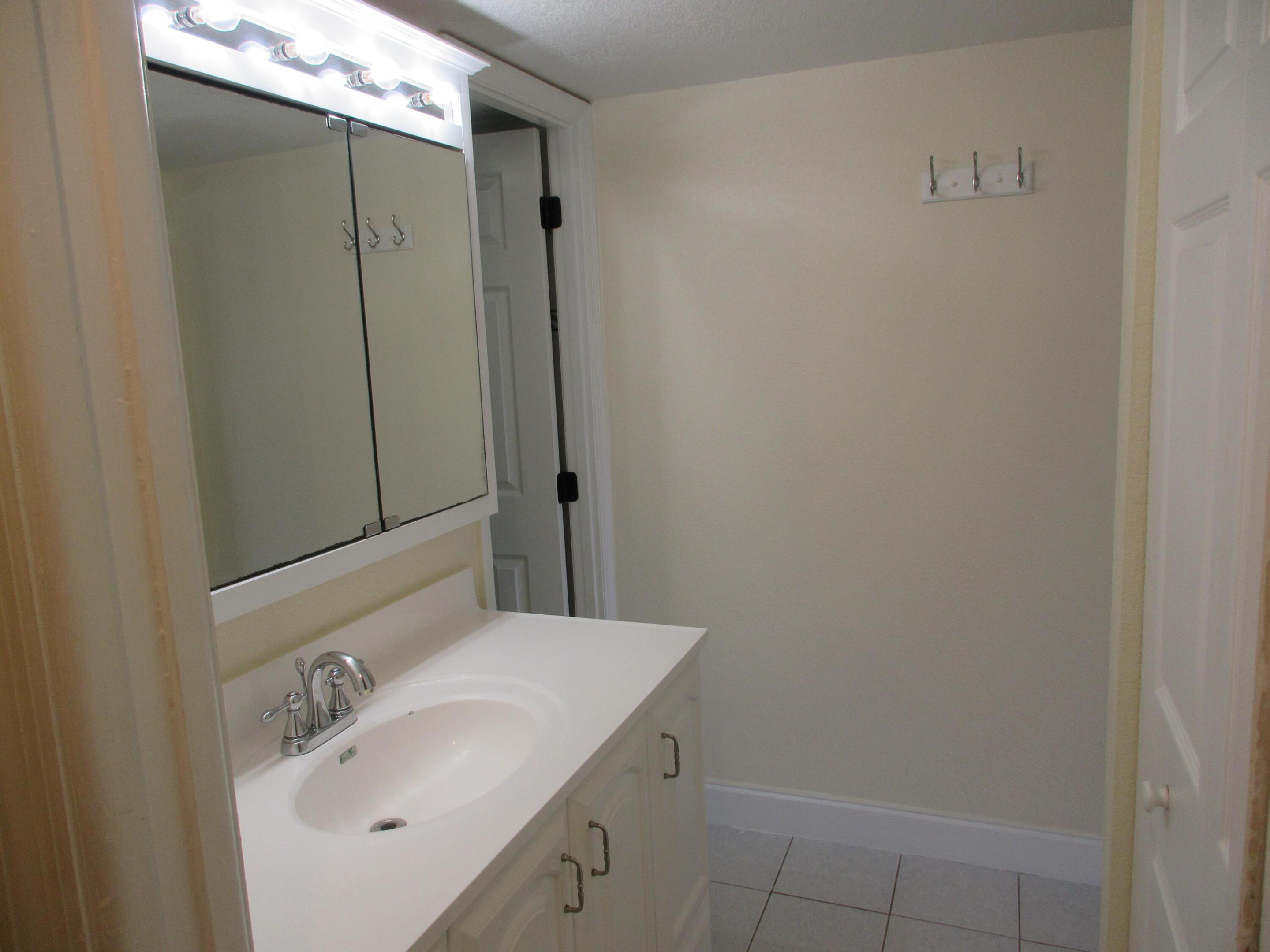 1401 N Riverside Drive 307 Property Photo 14