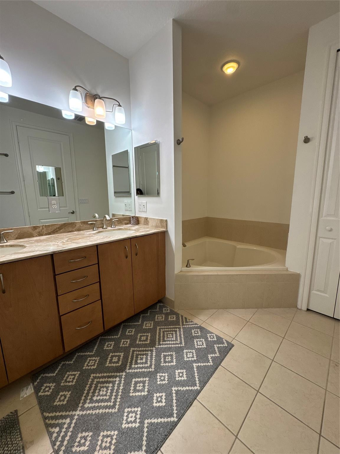 127 Riverwalk Circle W Property Photo 4