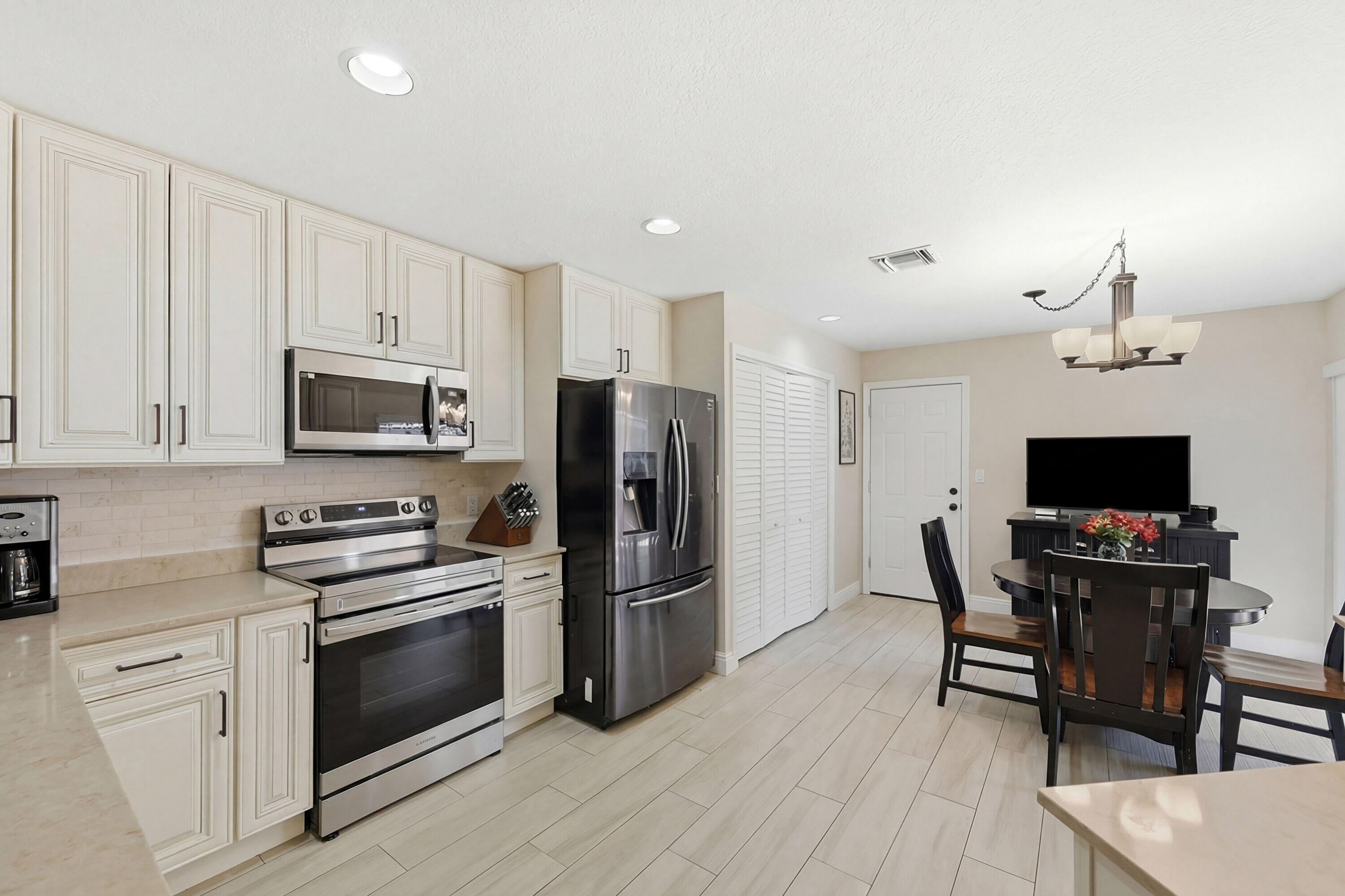 4115 Carriage Drive P2 Property Photo 2