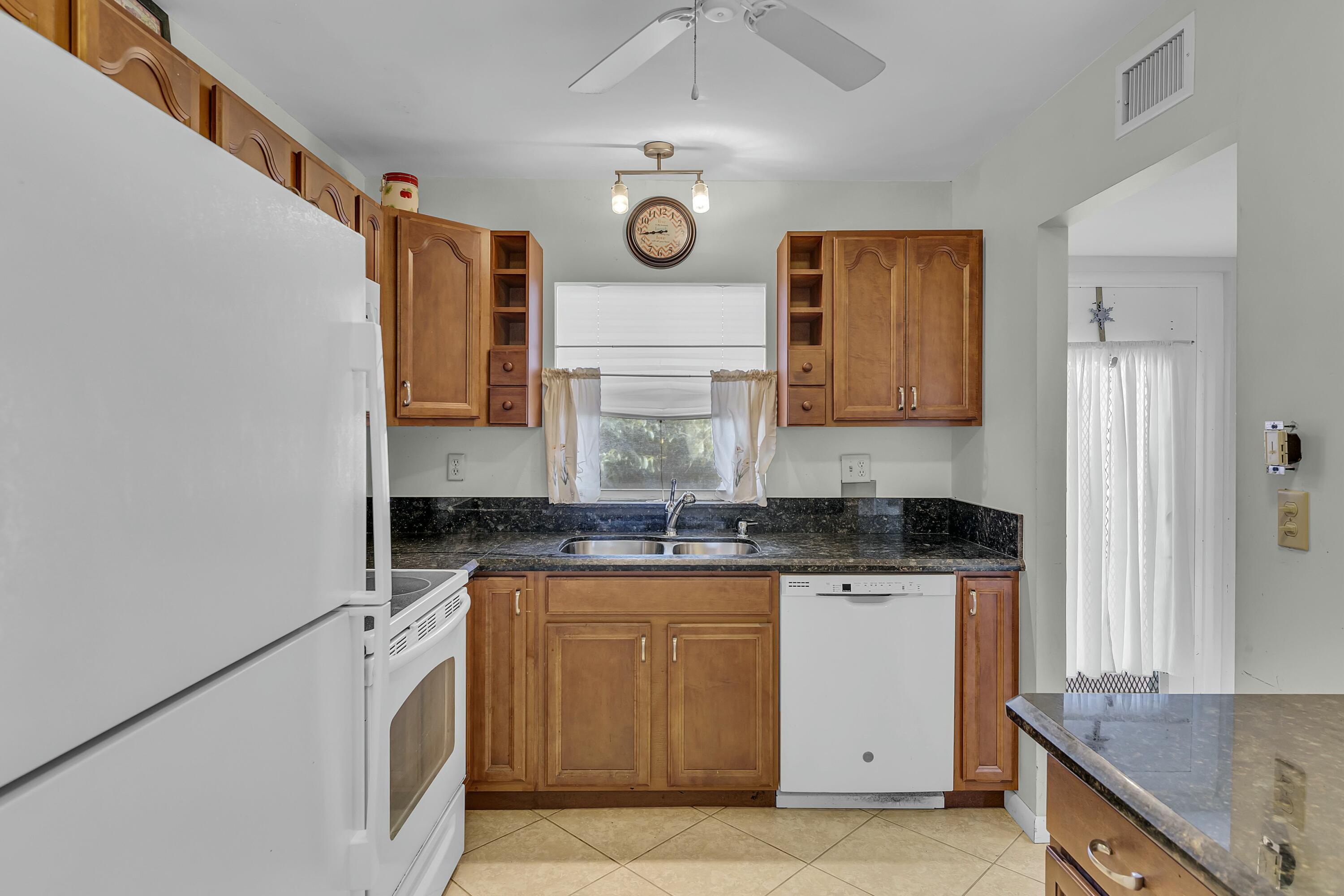 9401 Sunrise Lakes Boulevard 311 Property Photo 13