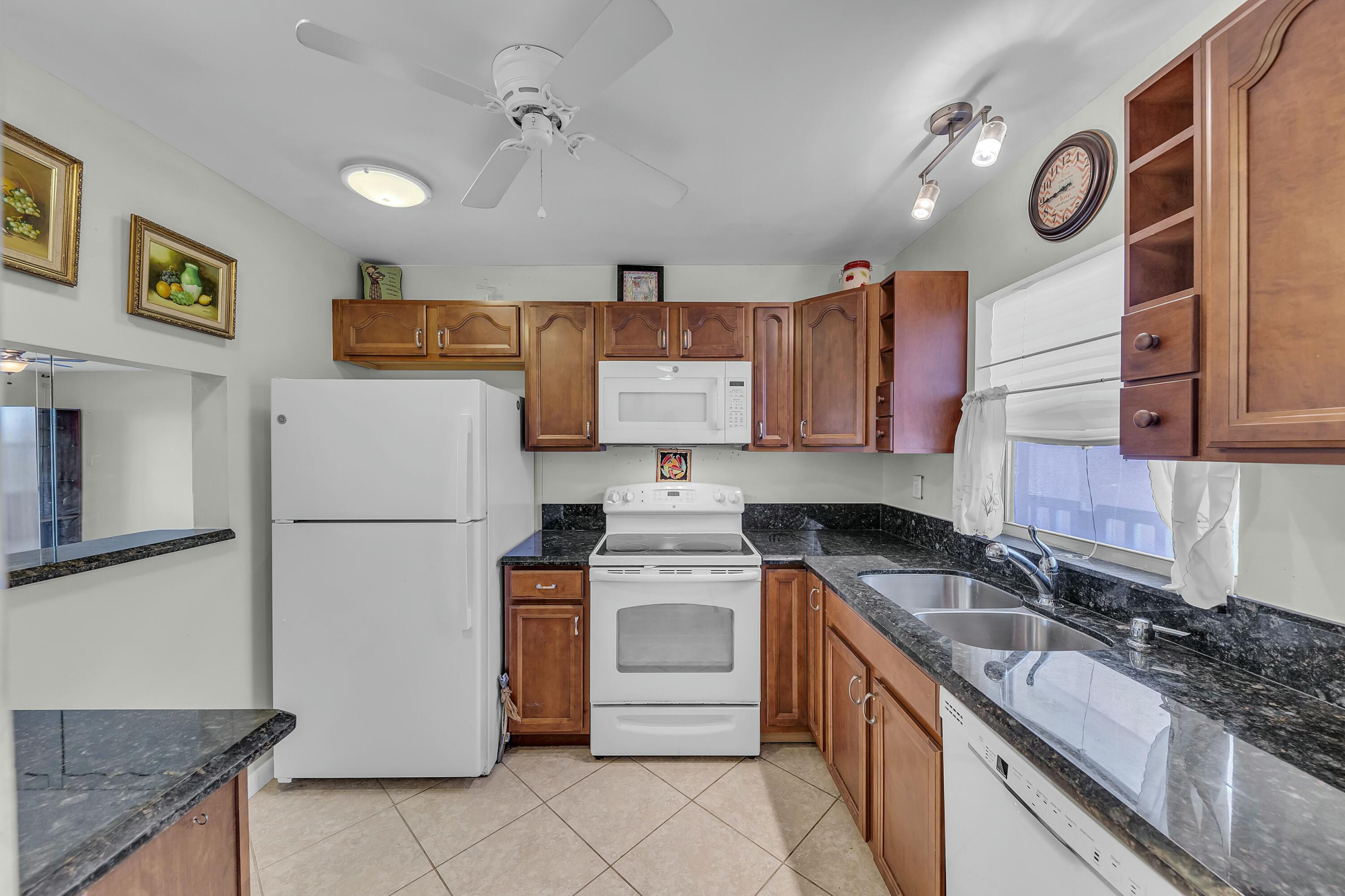 9401 Sunrise Lakes Boulevard 311 Property Photo 14