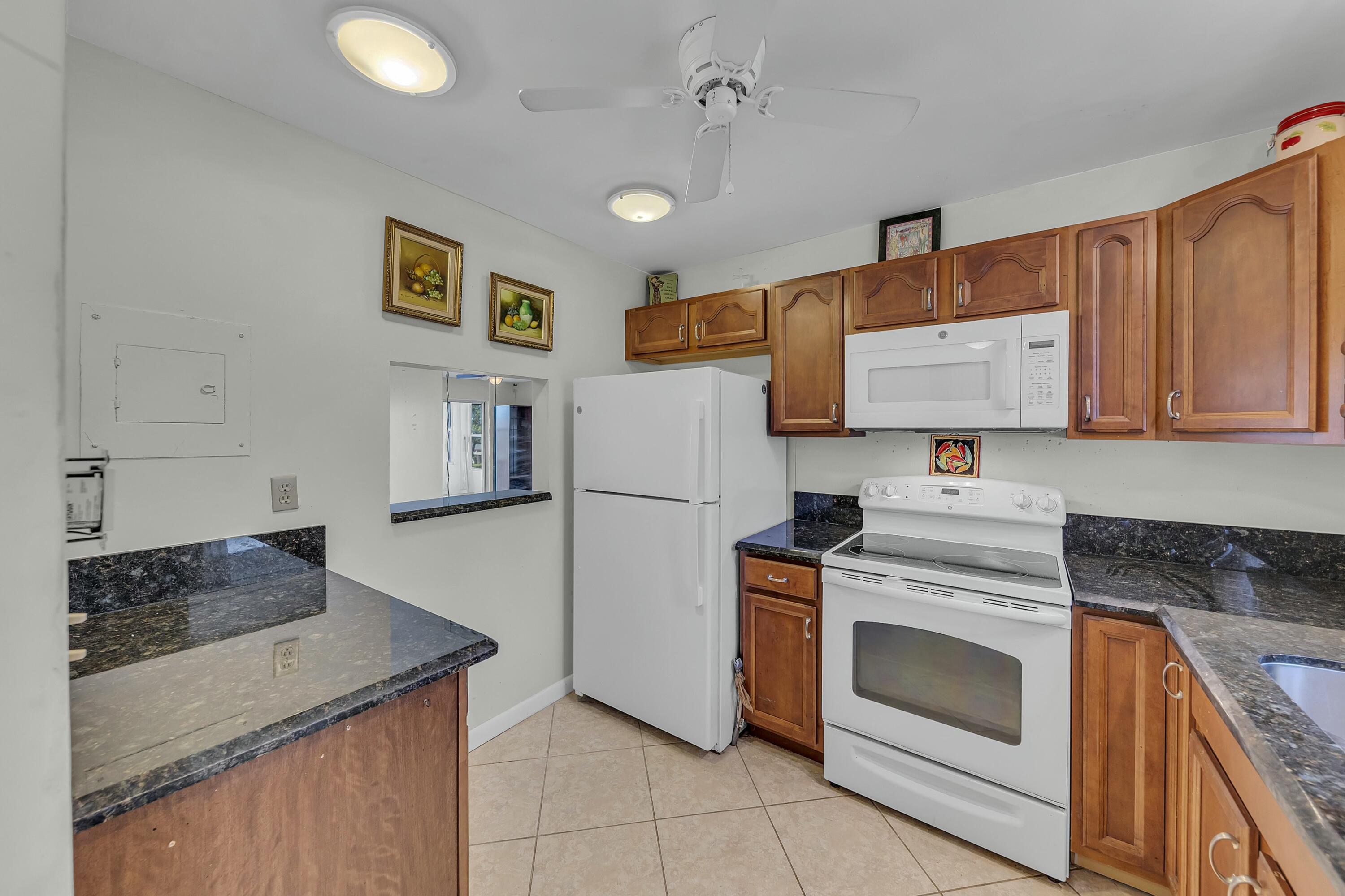 9401 Sunrise Lakes Boulevard 311 Property Photo 15