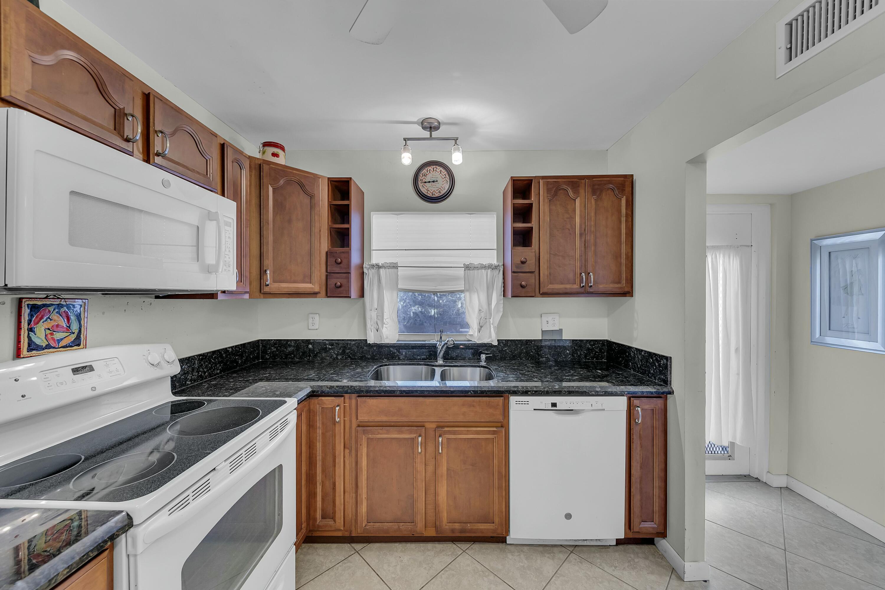 9401 Sunrise Lakes Boulevard 311 Property Photo 16