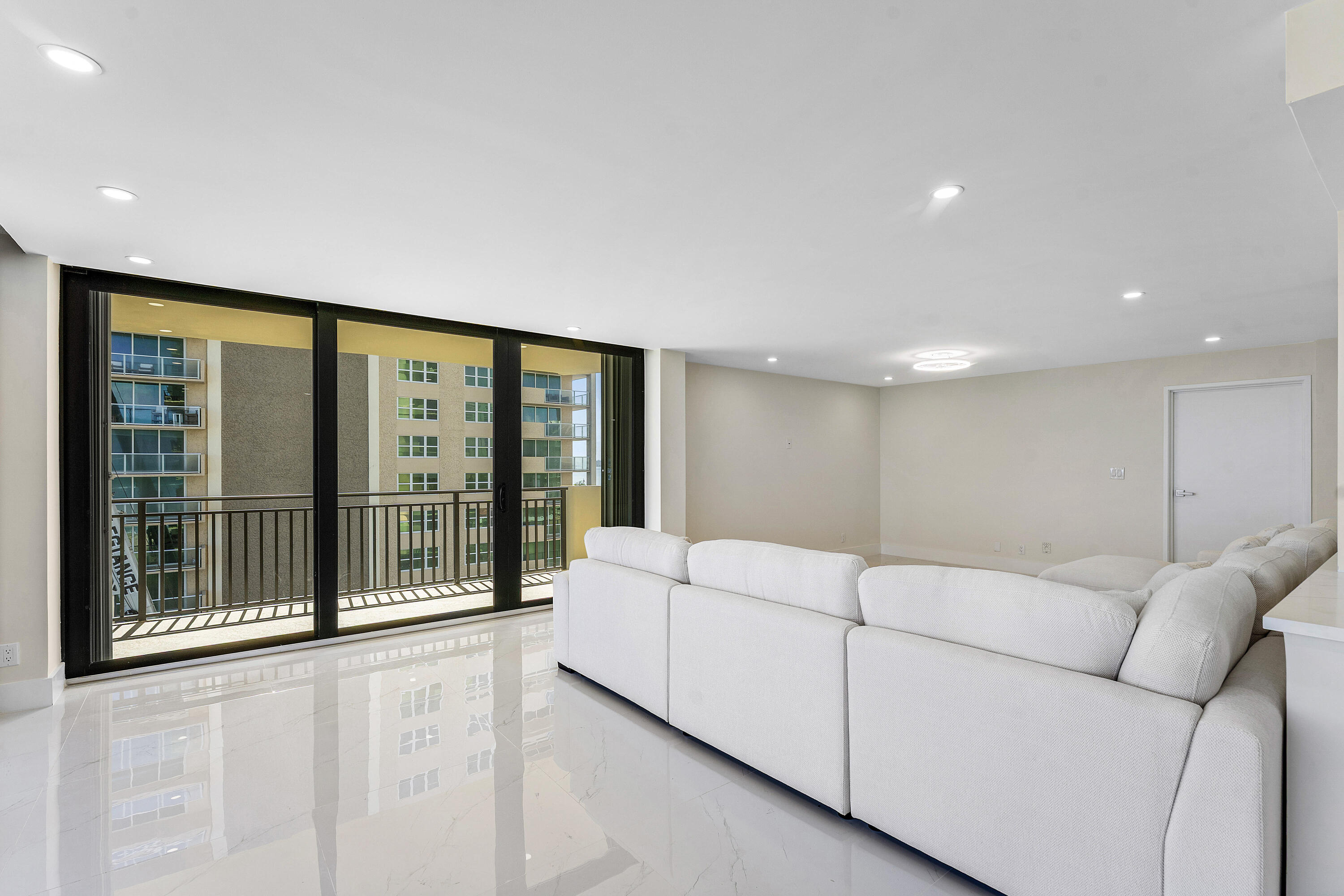 5460 N Ocean Drive 5b Property Photo 5