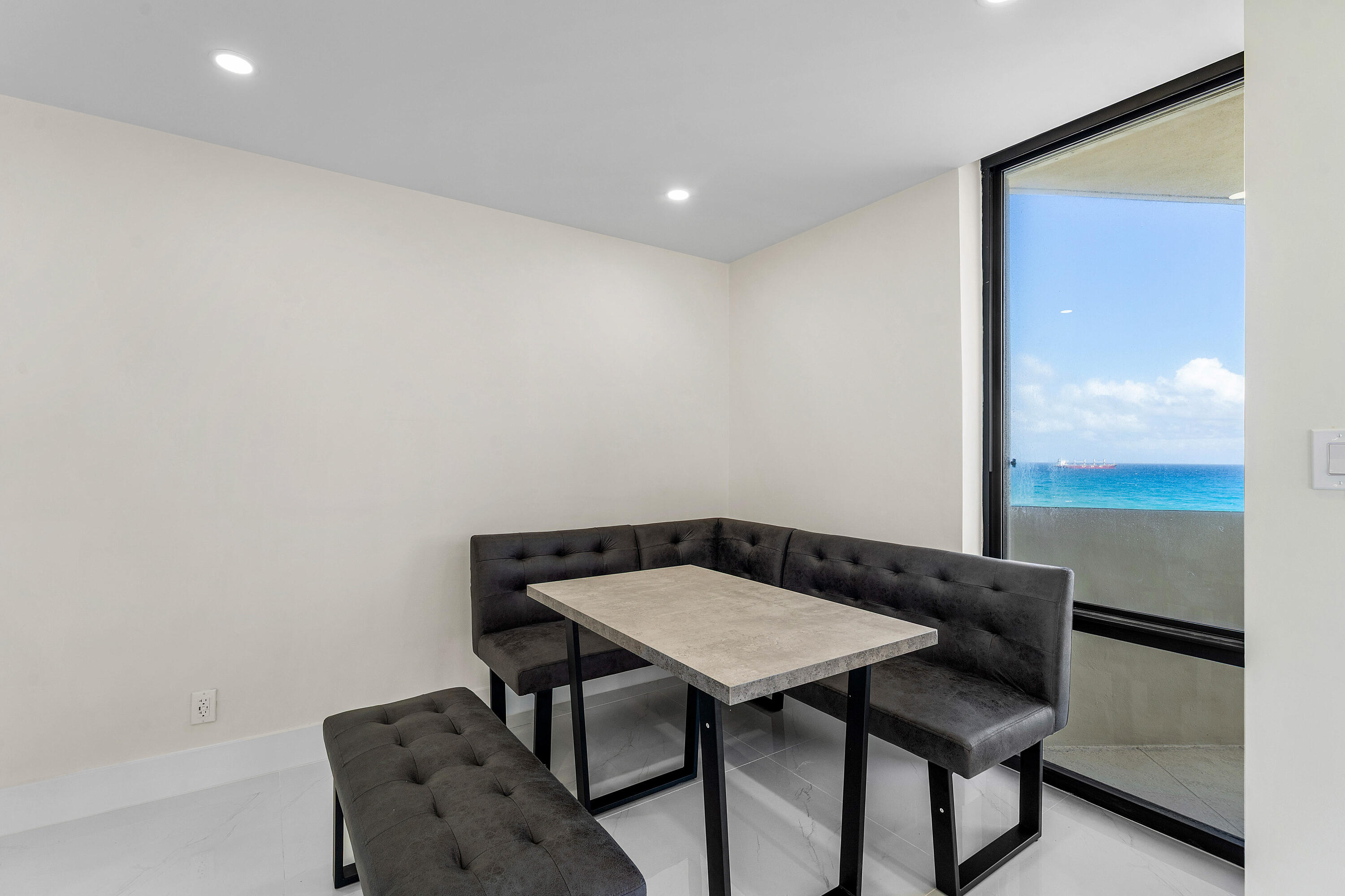 5460 N Ocean Drive 5b Property Photo 6