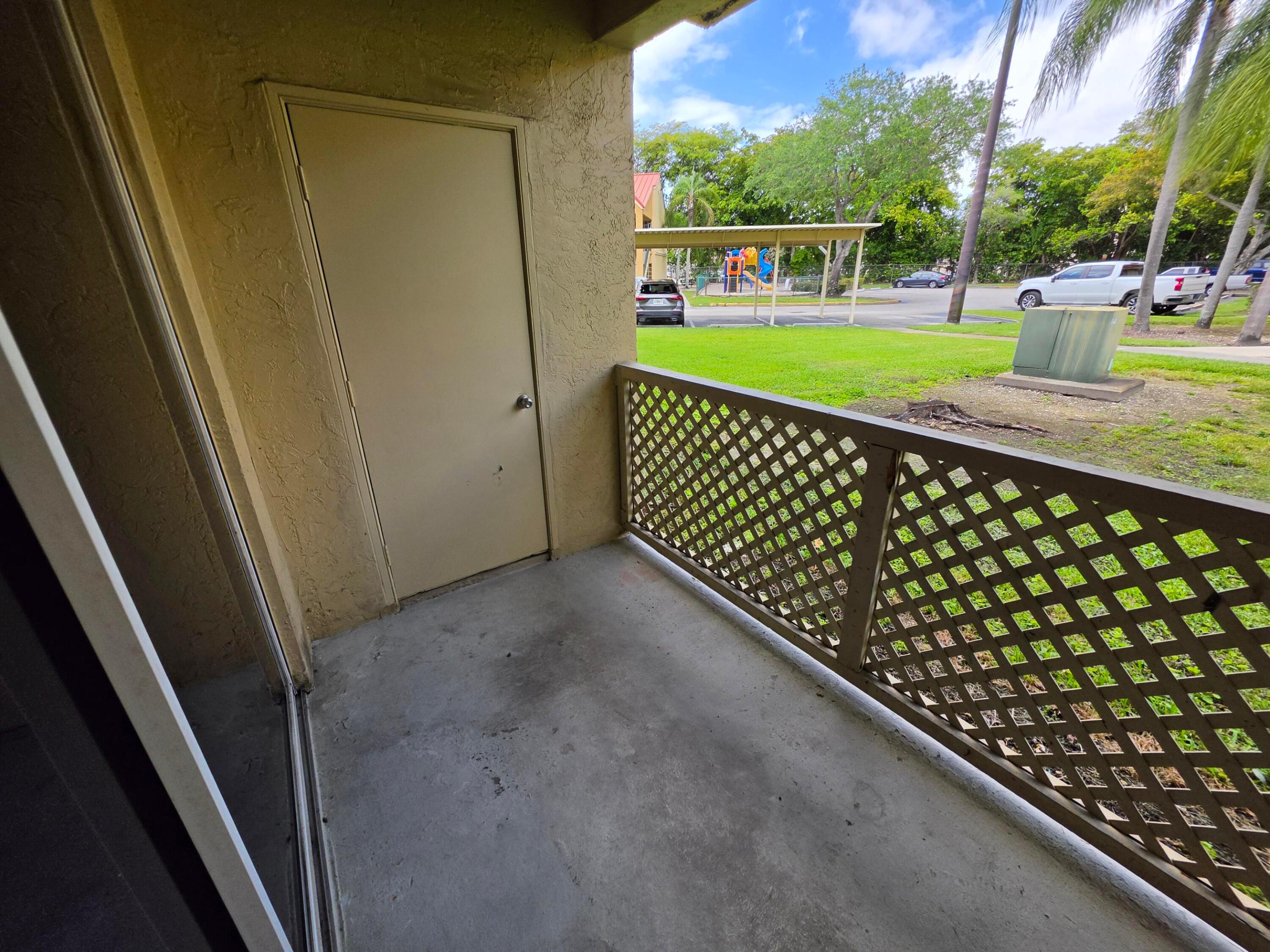 18340 Nw 68th Avenue F Property Photo 2