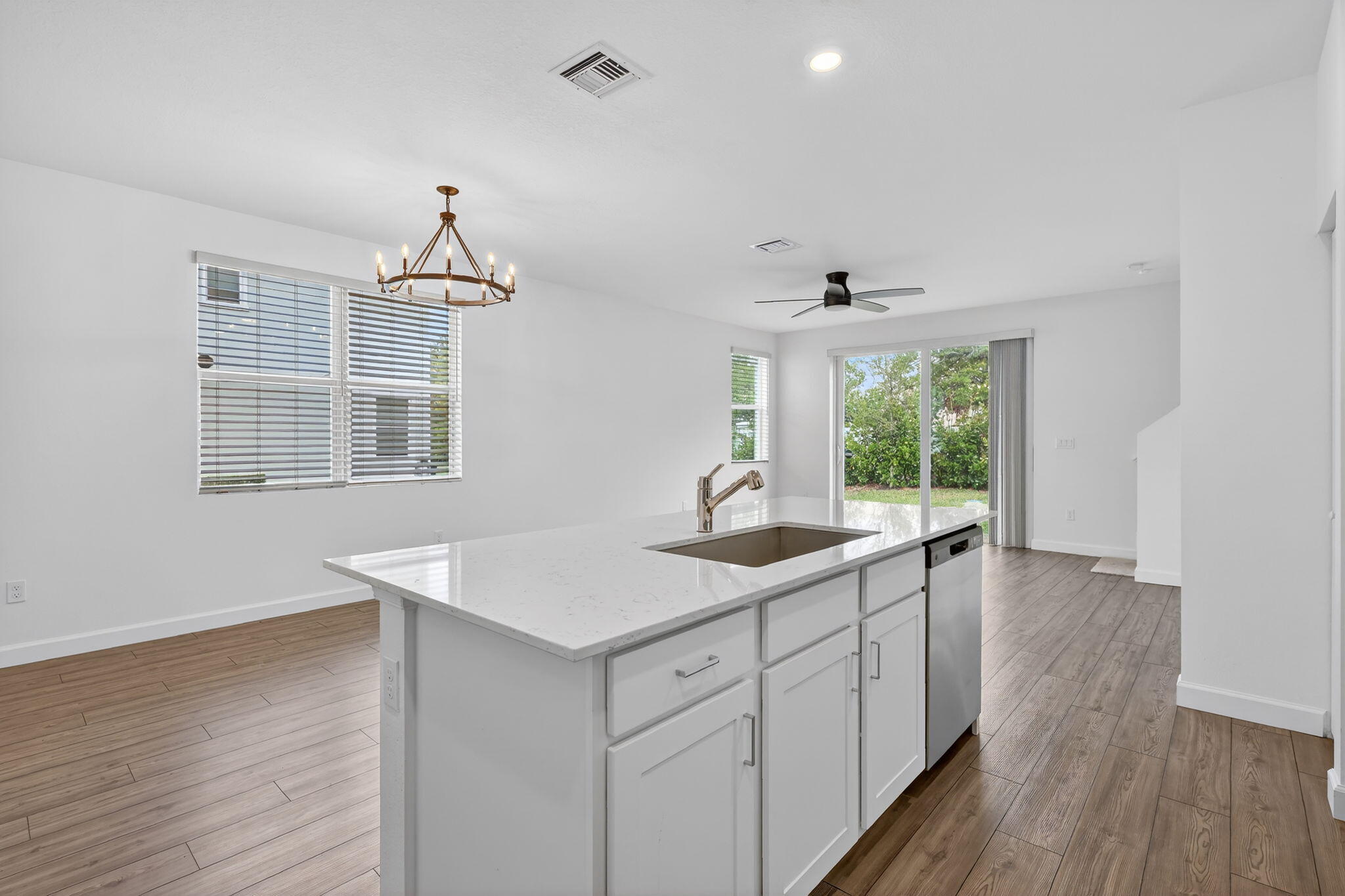 211 Se Woodbark Street Property Photo 9