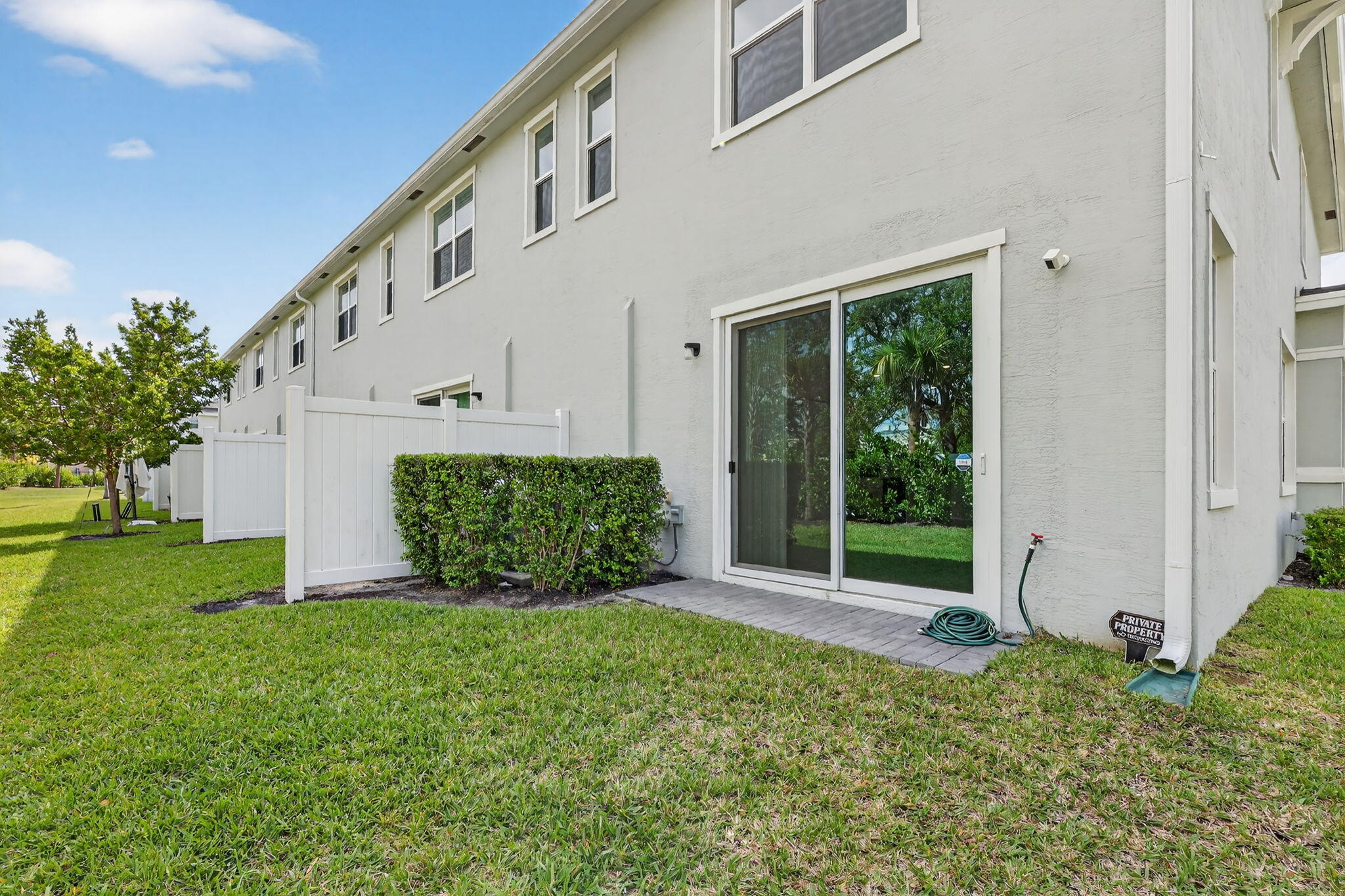211 Se Woodbark Street Property Photo 18