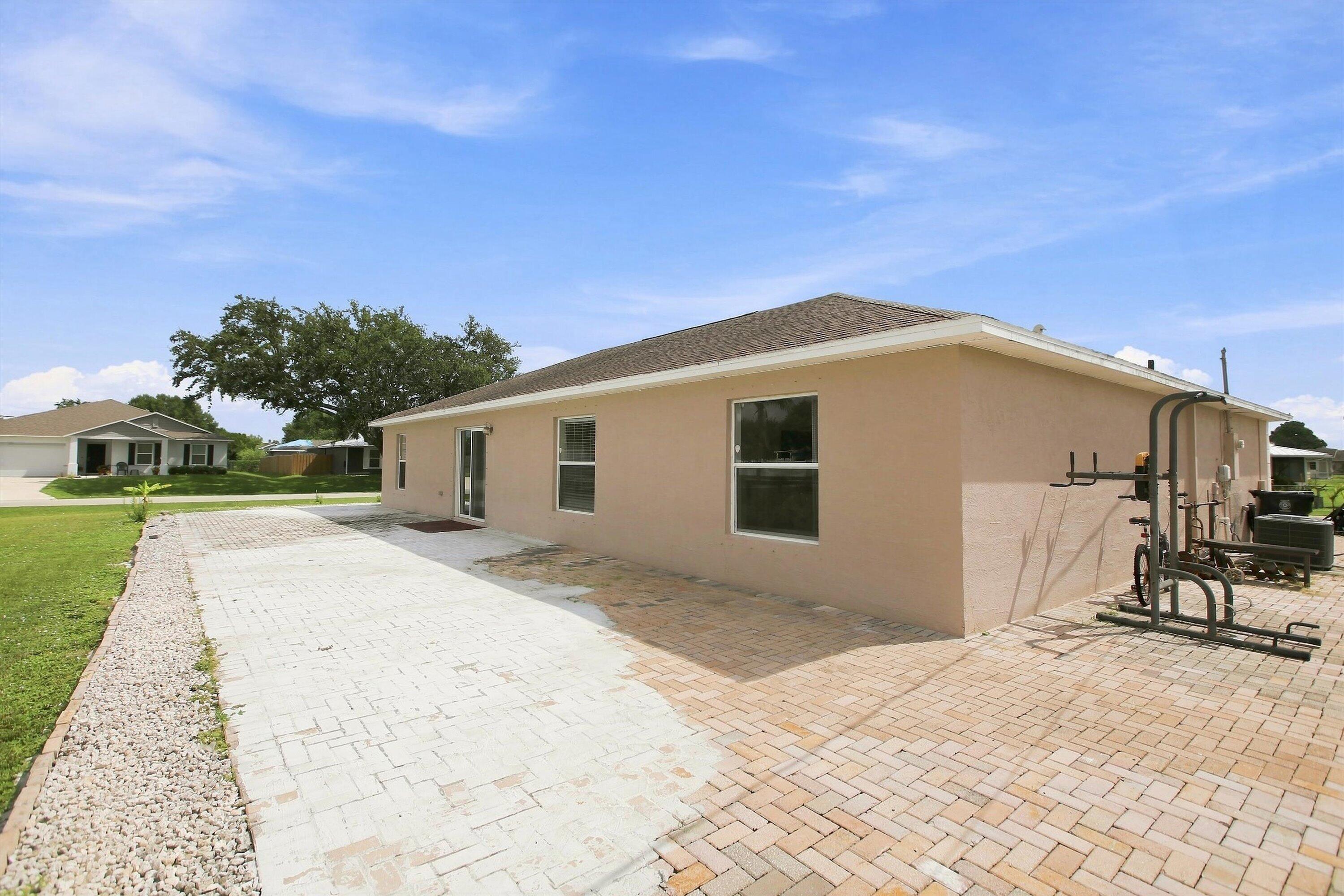 602 Sw Kenyoun Street Property Photo 8