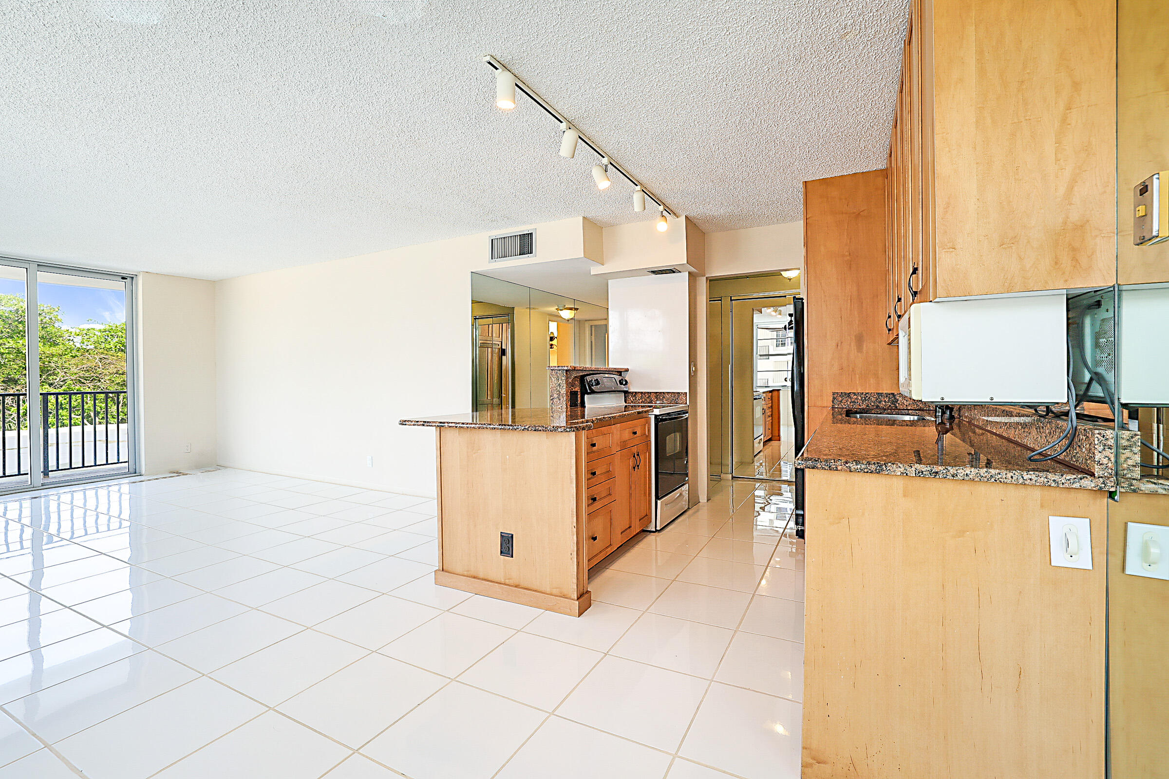 2121 N Ocean Boulevard 302e Property Photo 4