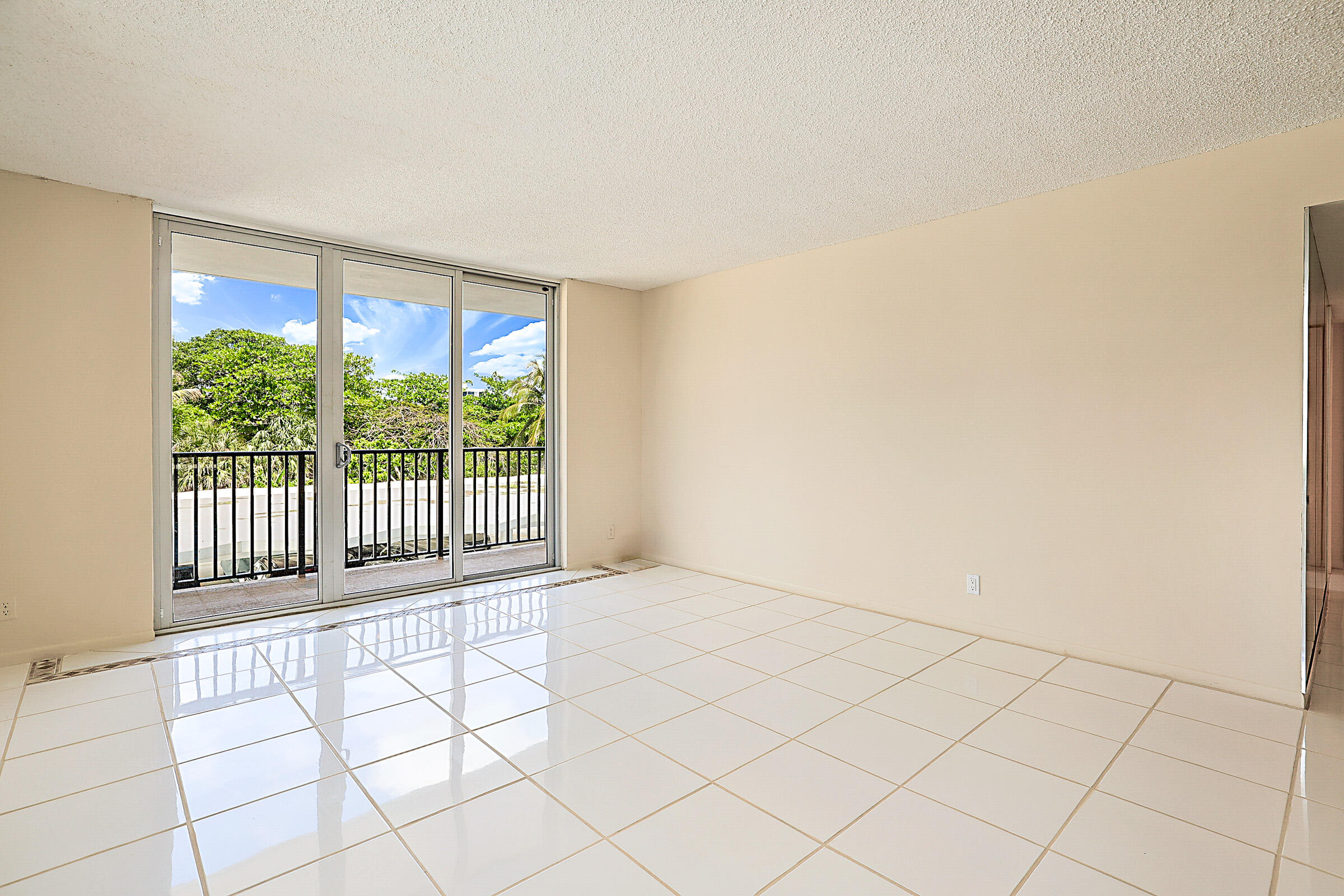 2121 N Ocean Boulevard 302e Property Photo 6