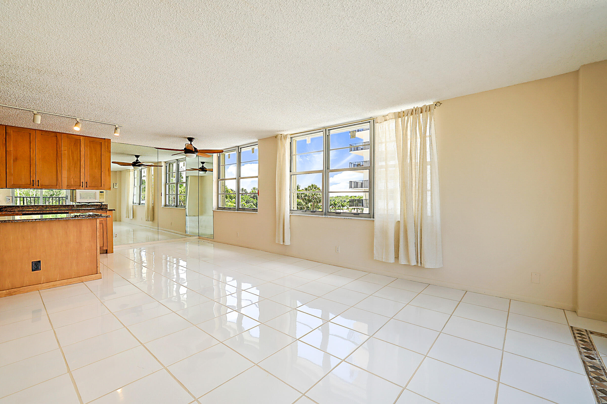 2121 N Ocean Boulevard 302e Property Photo 10