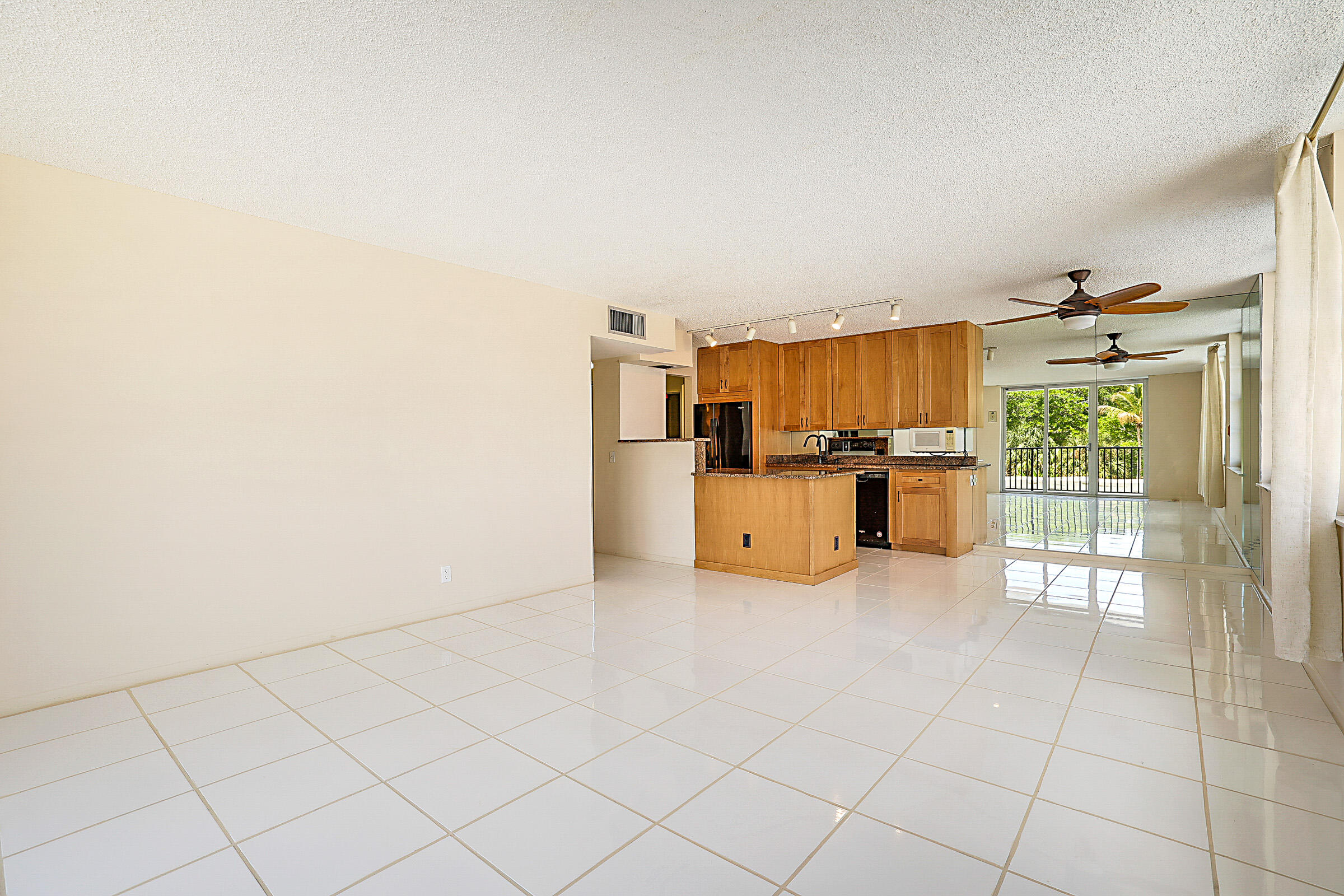 2121 N Ocean Boulevard 302e Property Photo 11