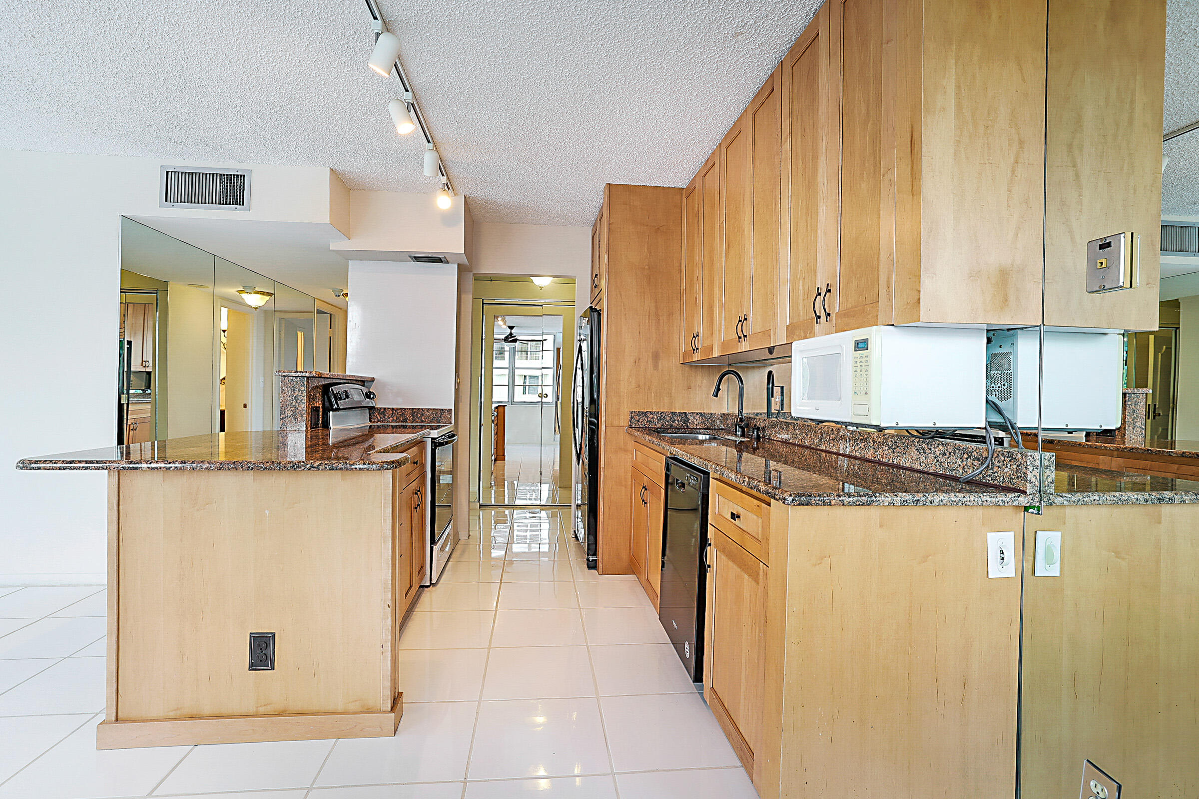 2121 N Ocean Boulevard 302e Property Photo 16