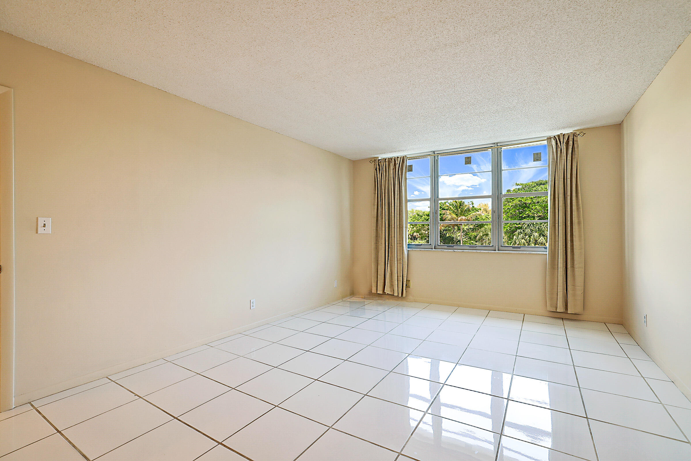 2121 N Ocean Boulevard 302e Property Photo 18
