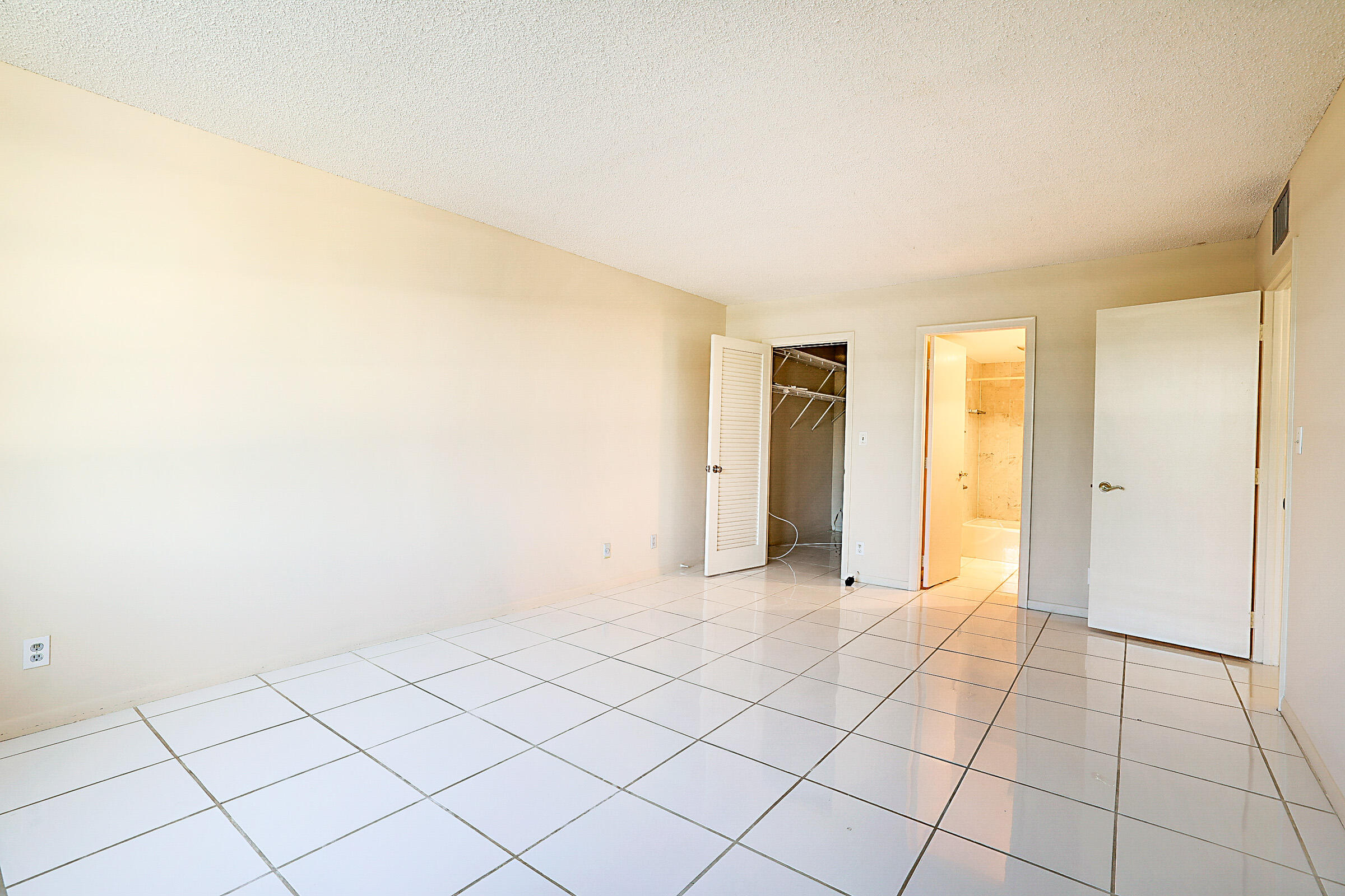 2121 N Ocean Boulevard 302e Property Photo 20