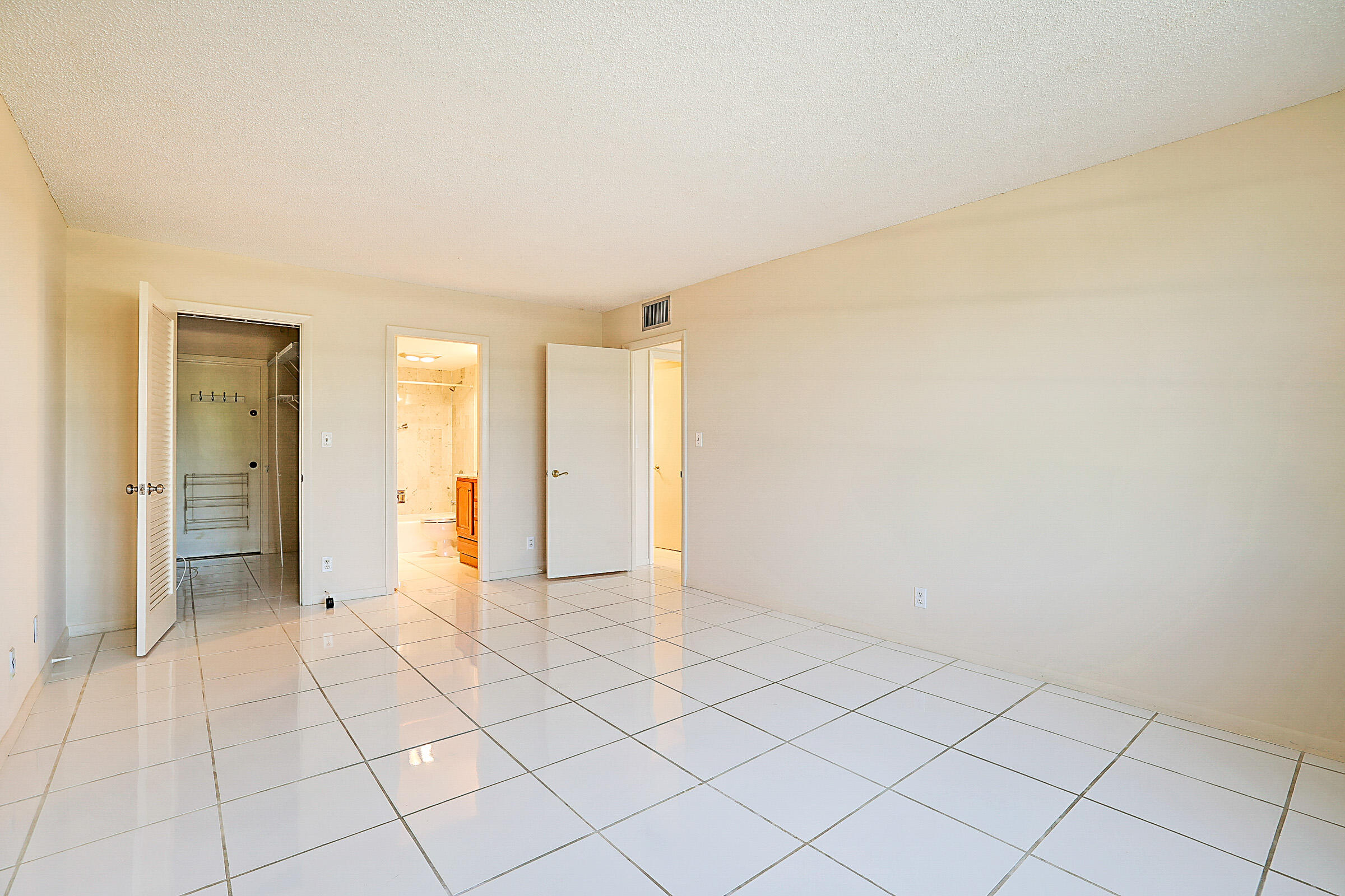 2121 N Ocean Boulevard 302e Property Photo 21