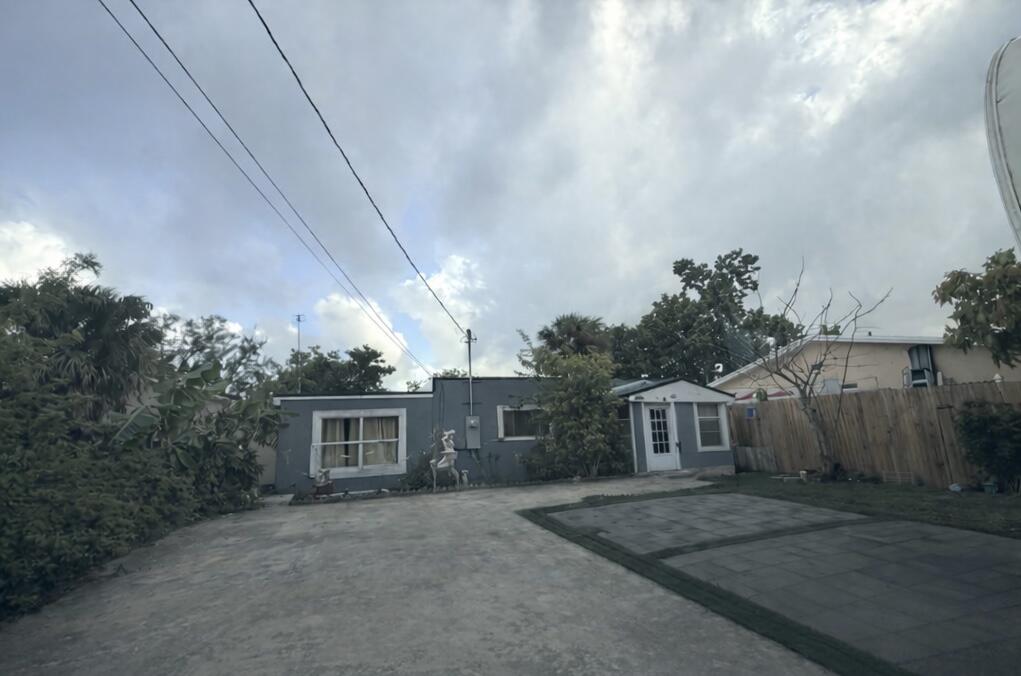 2686 Summit Boulevard Property Photo 3