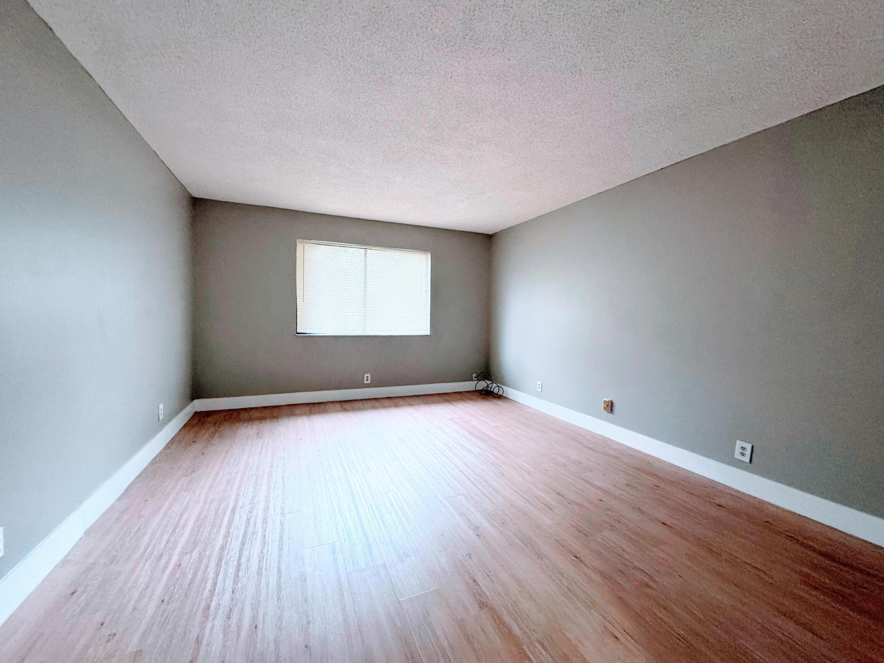 193 Lakeview Drive 205 Property Photo 3