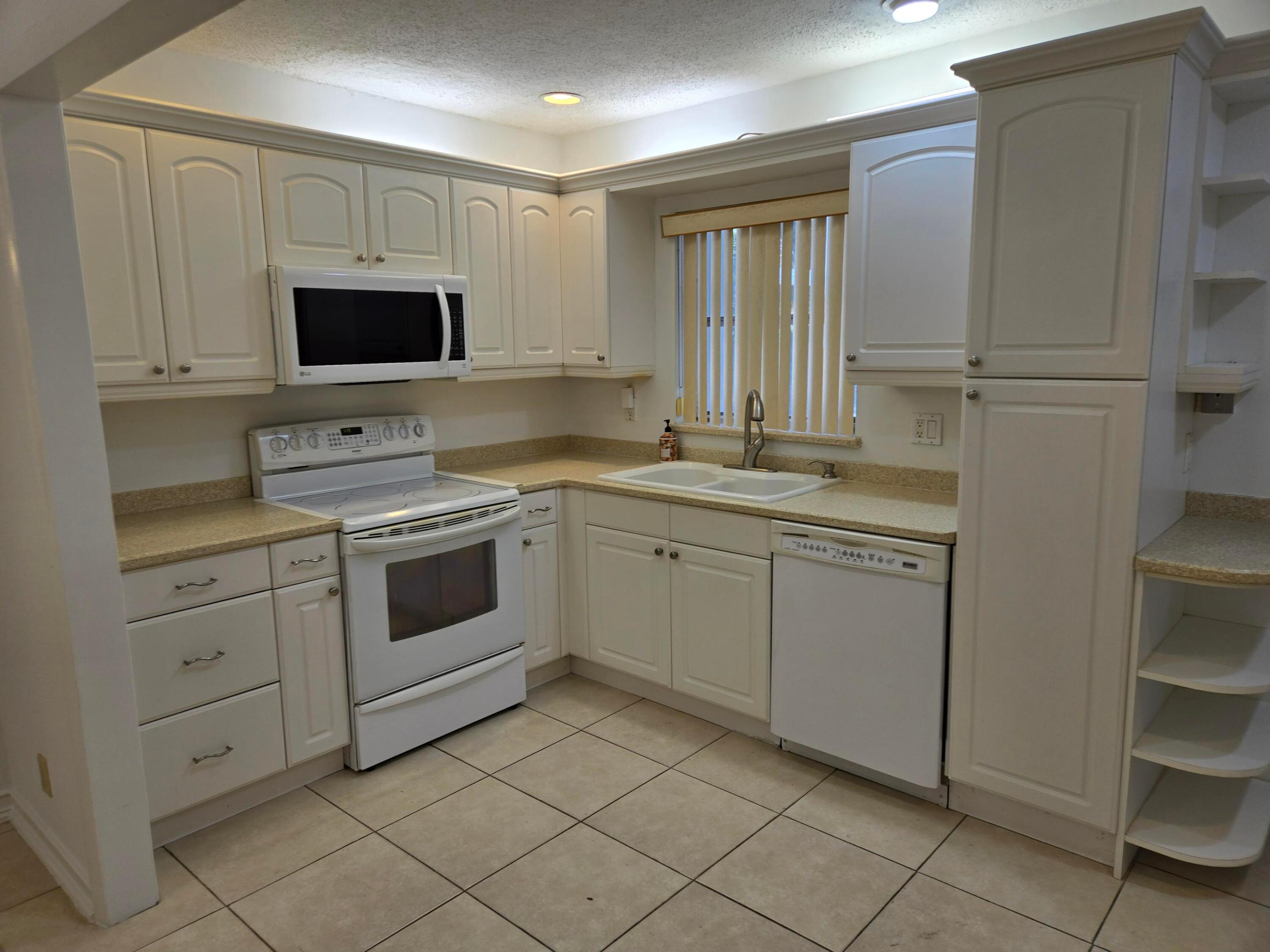 10125 Nw 71st Street Property Photo 2
