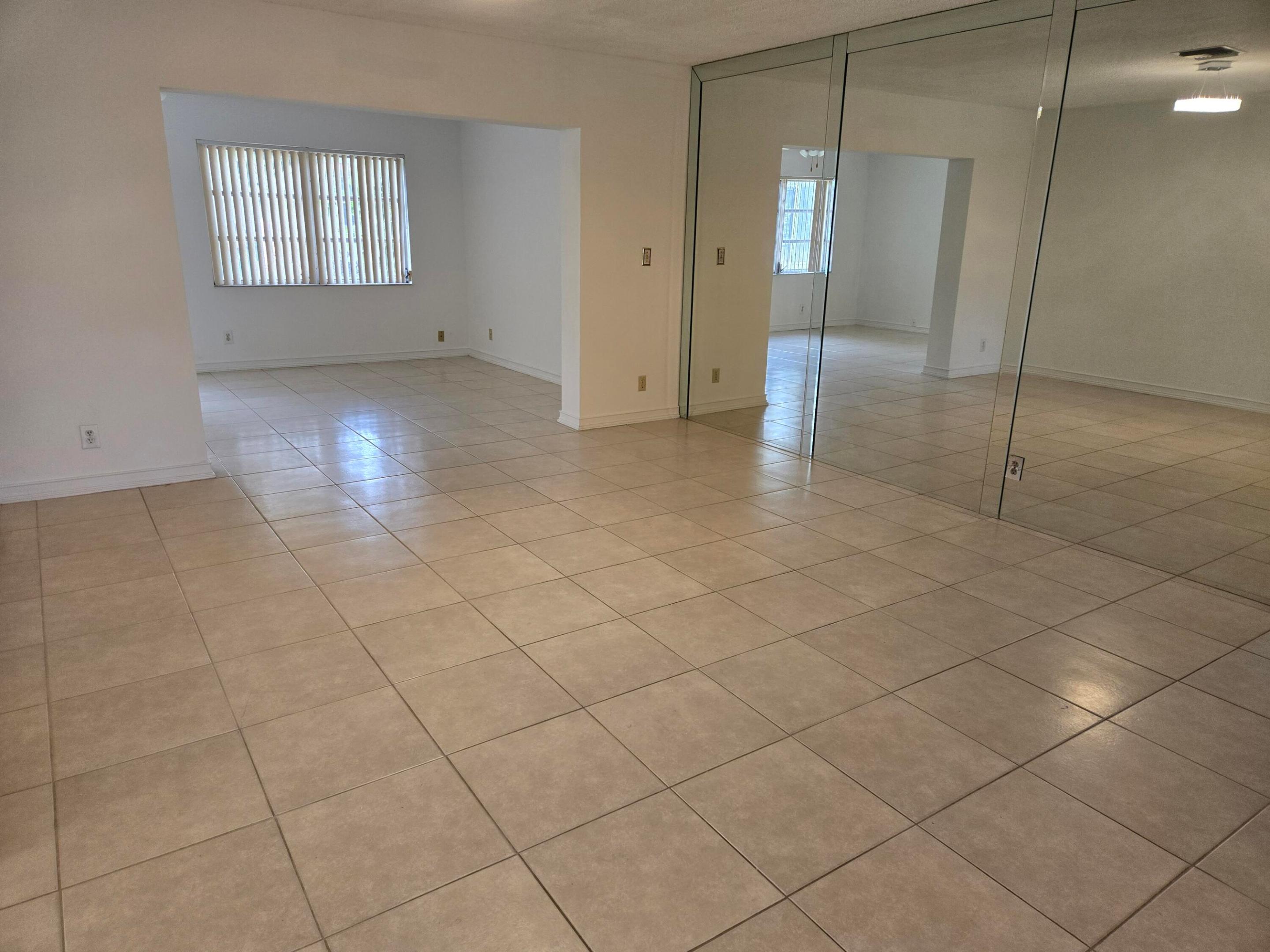 10125 Nw 71st Street Property Photo 4
