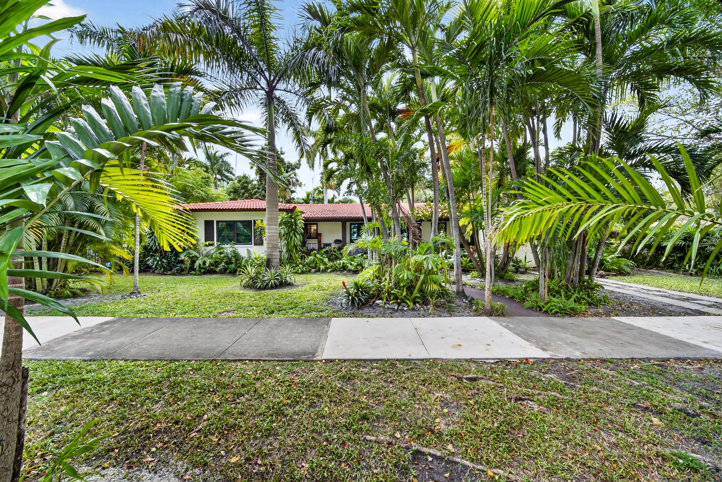 320 San Sebastian Avenue Property Photo 1