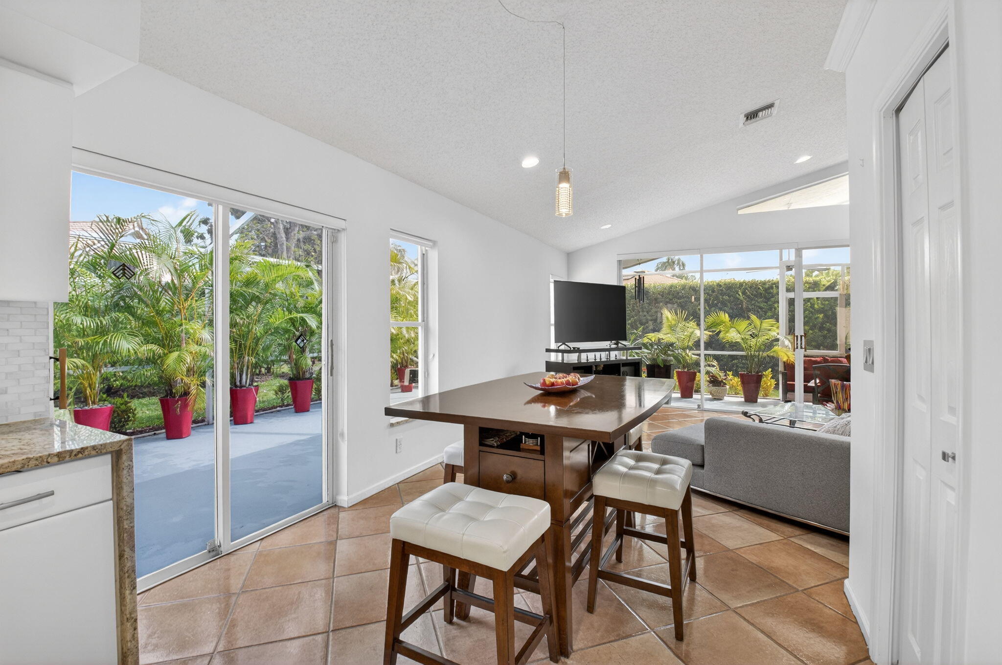 11590 Creekside Drive Property Photo 8