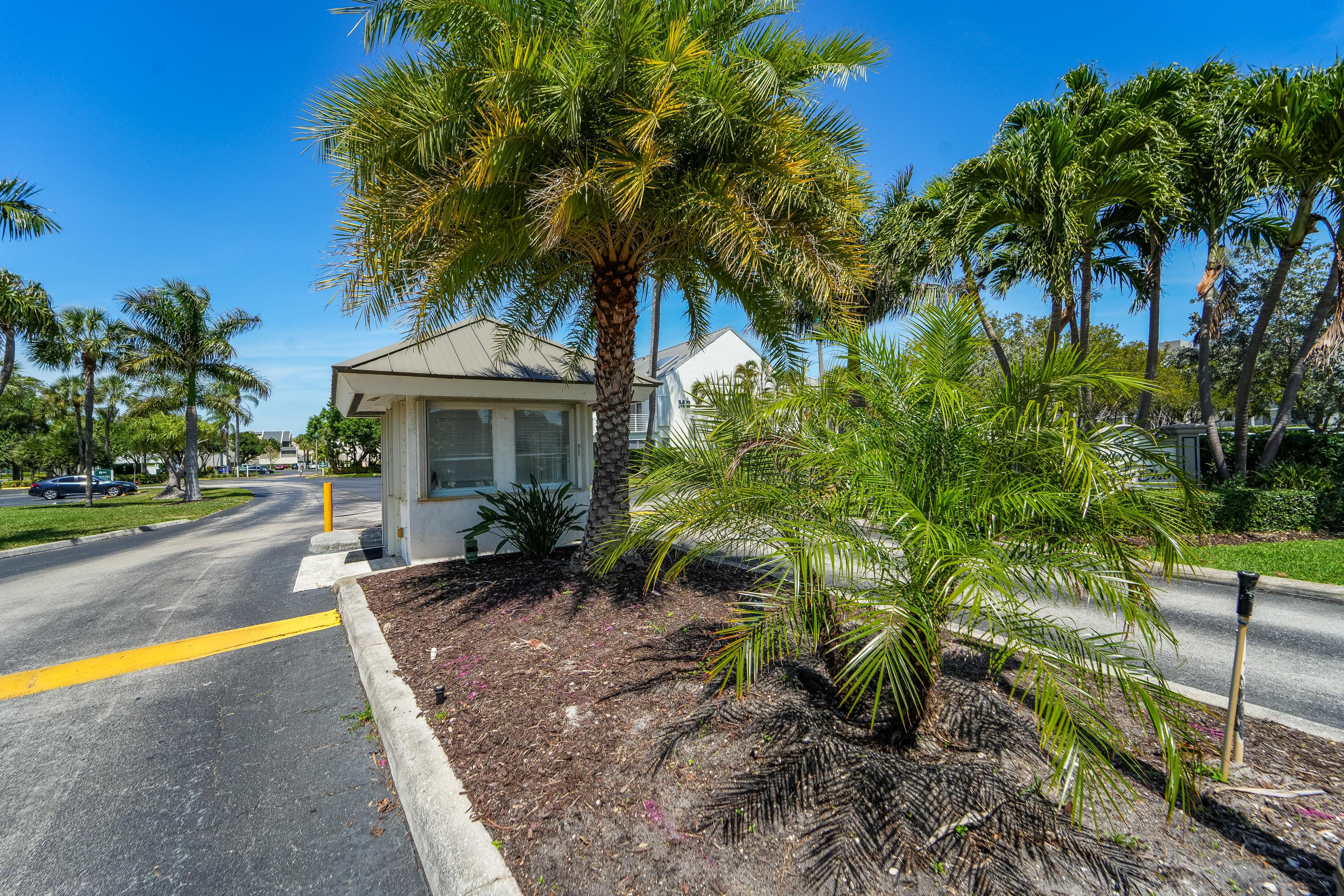 1605 S Us Highway 1 303m1 Property Photo 2