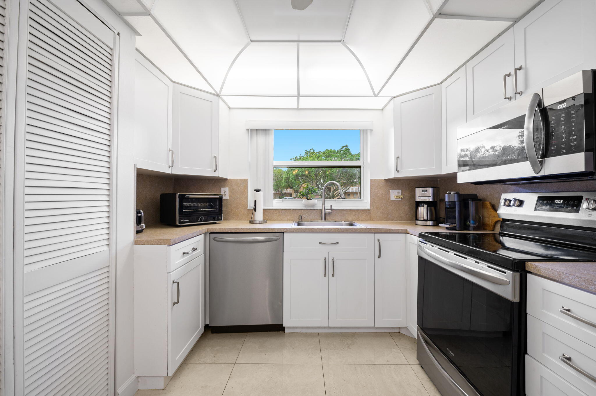 9330 Sunrise Lakes Boulevard 104 Property Photo 1
