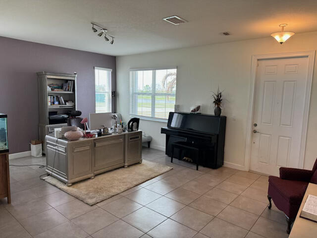 7401 Nw Farnsworth Circle Nw Property Photo 5