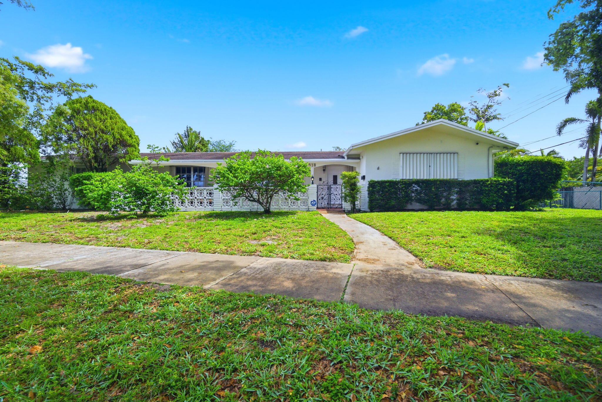 321 E Chaminade Drive Property Photo 10