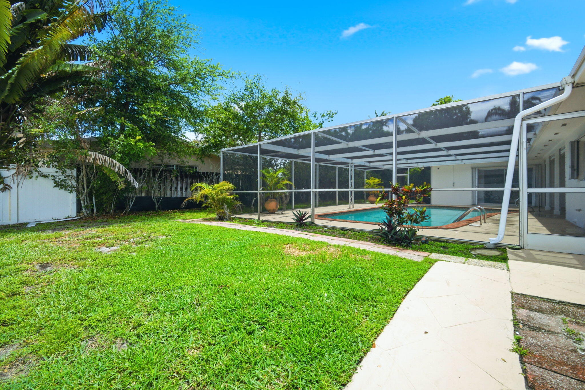 321 E Chaminade Drive Property Photo 14